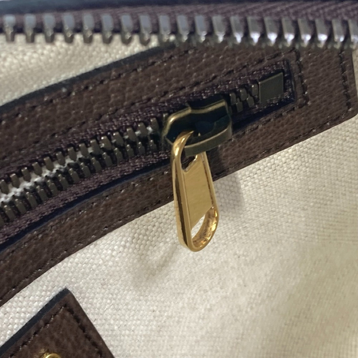 Gucci Brown Leather Fanny Pack Sling Bag (Pre-Owned)