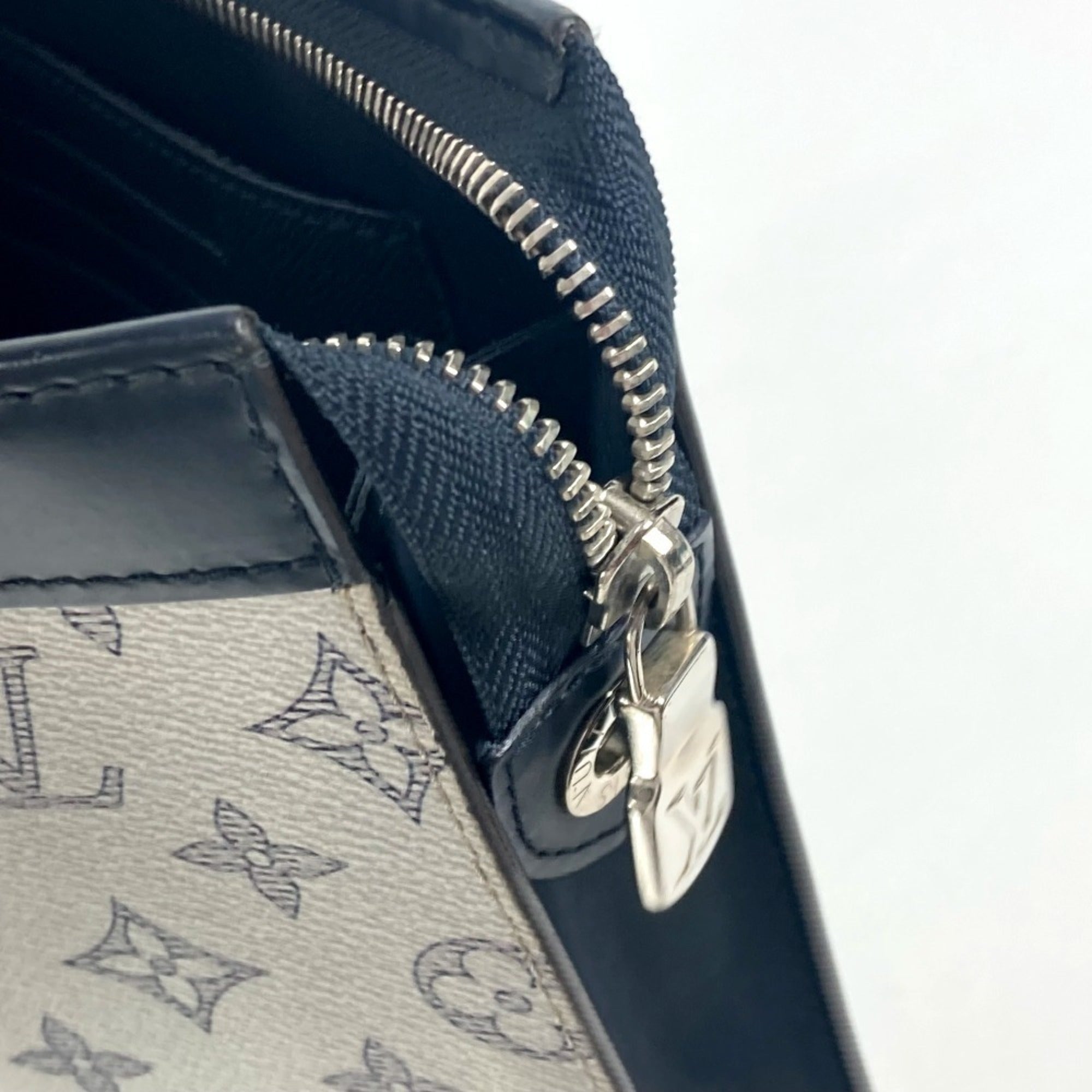 Louis Vuitton Navy White Leather Clutch Bag Pochette Pouch (Pre-Owned)