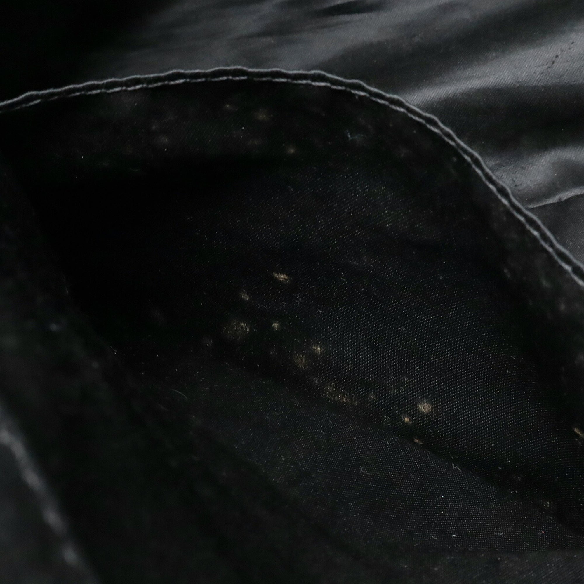 Chanel Black Leather Shoulder Bag (Pre-Owned)