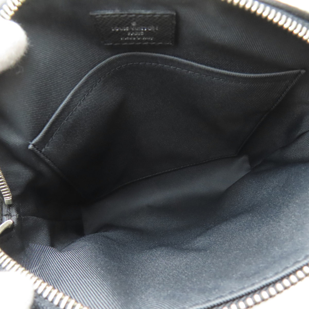 Louis Vuitton Gray Taiga Leather Shoulder Bag (Pre-Owned)