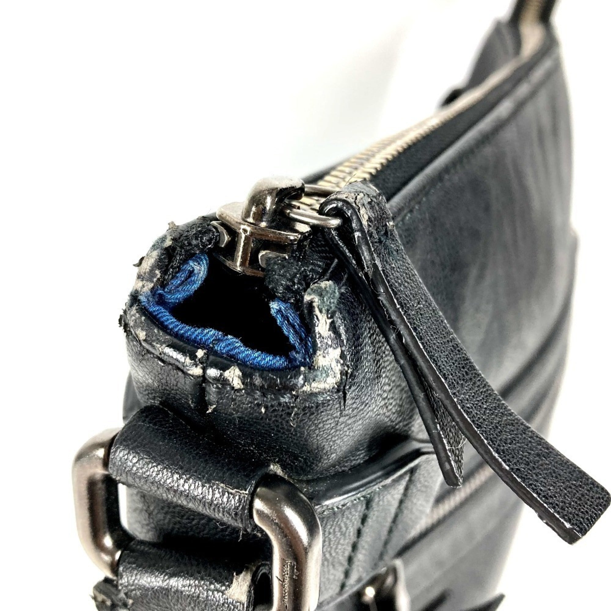 Salvatore Ferragamo Black Leather Shoulder Bag (Pre-Owned)