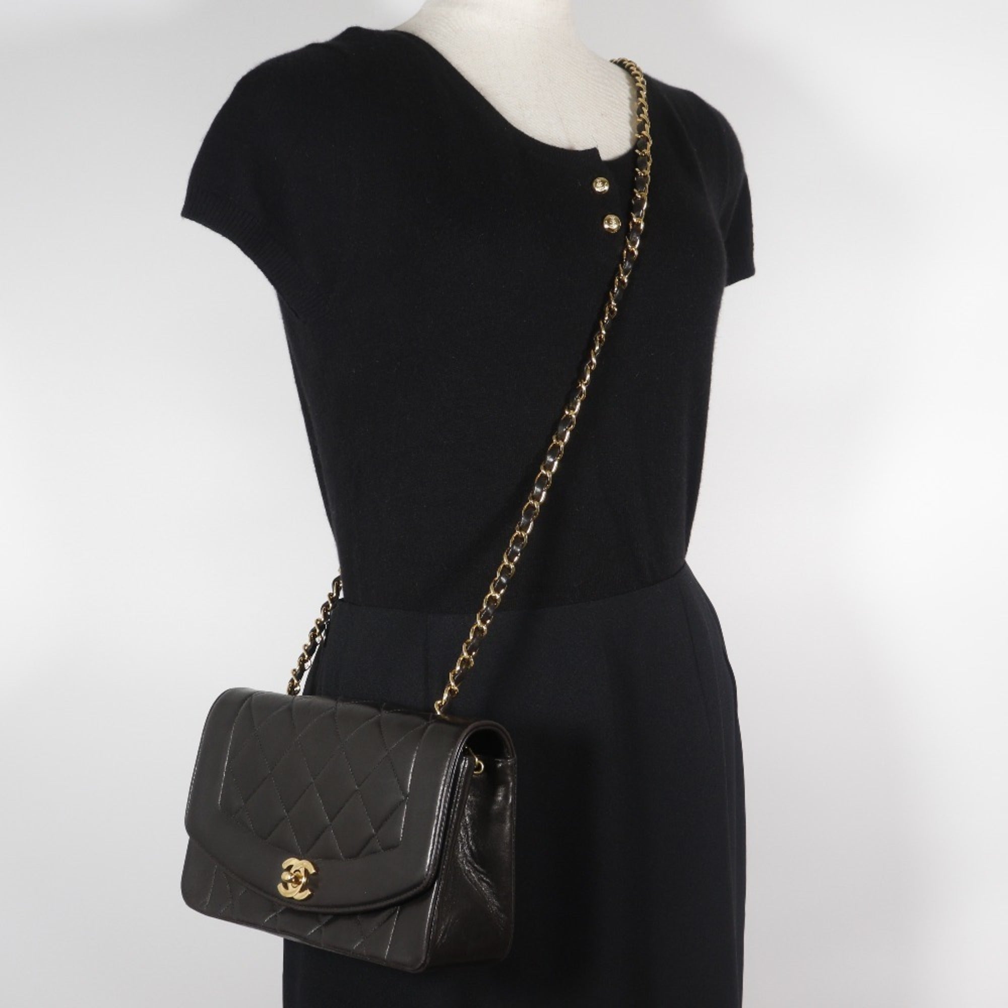 Chanel Matelasse Black Leather Shoulder Bag (Pre-Owned)