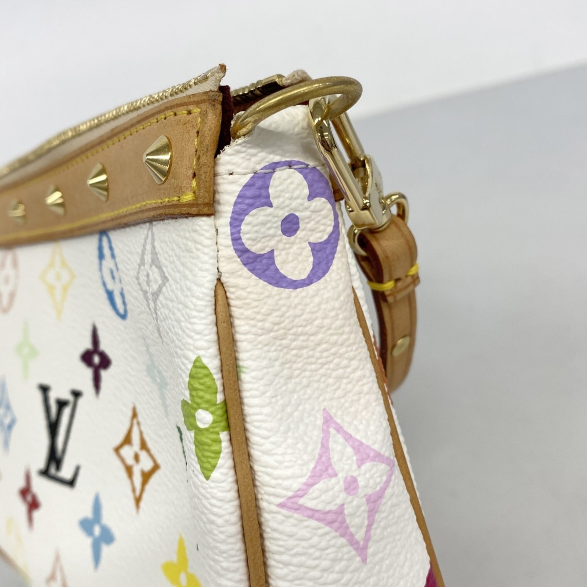 Louis Vuitton Blanc Pouch (Pre-Owned)