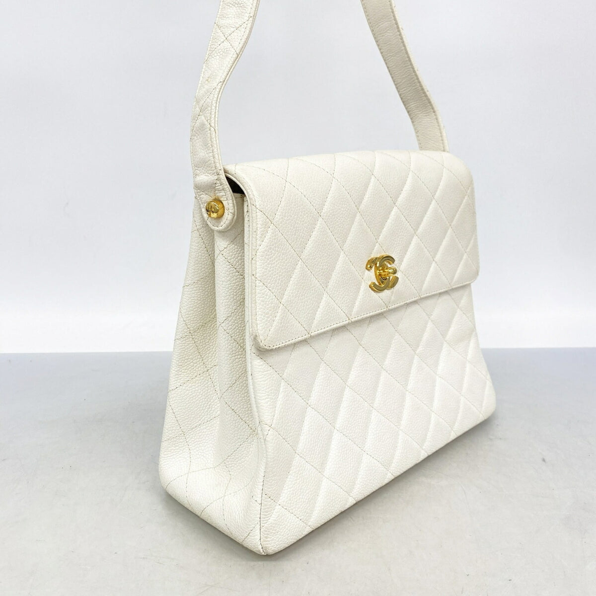 Chanel White Grained Calfskin Shoulder Bag (Pre-Owned)