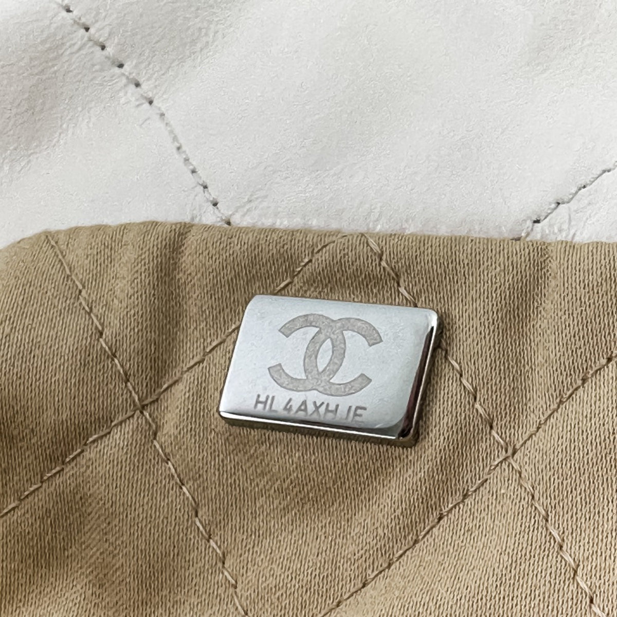 Chanel White Leather Shoulder Bag (Pre-Owned)