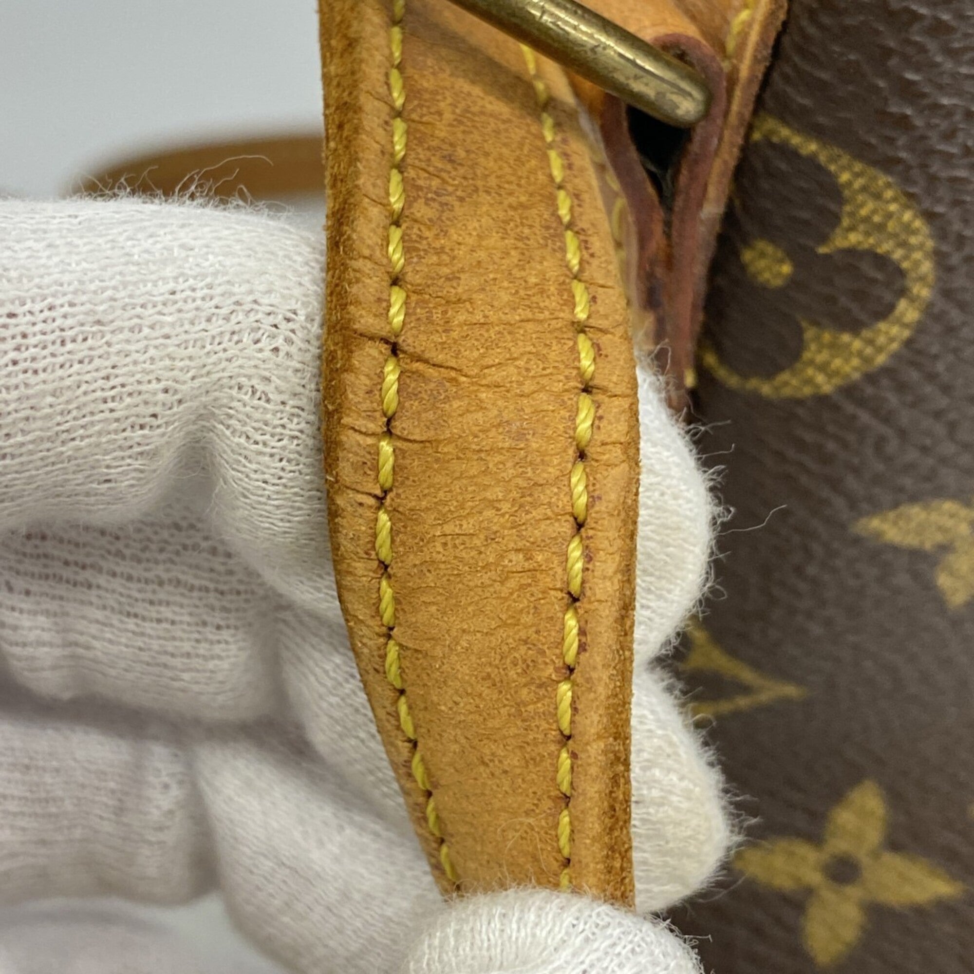 Louis Vuitton Brown Shoulder Bag (Pre-Owned)