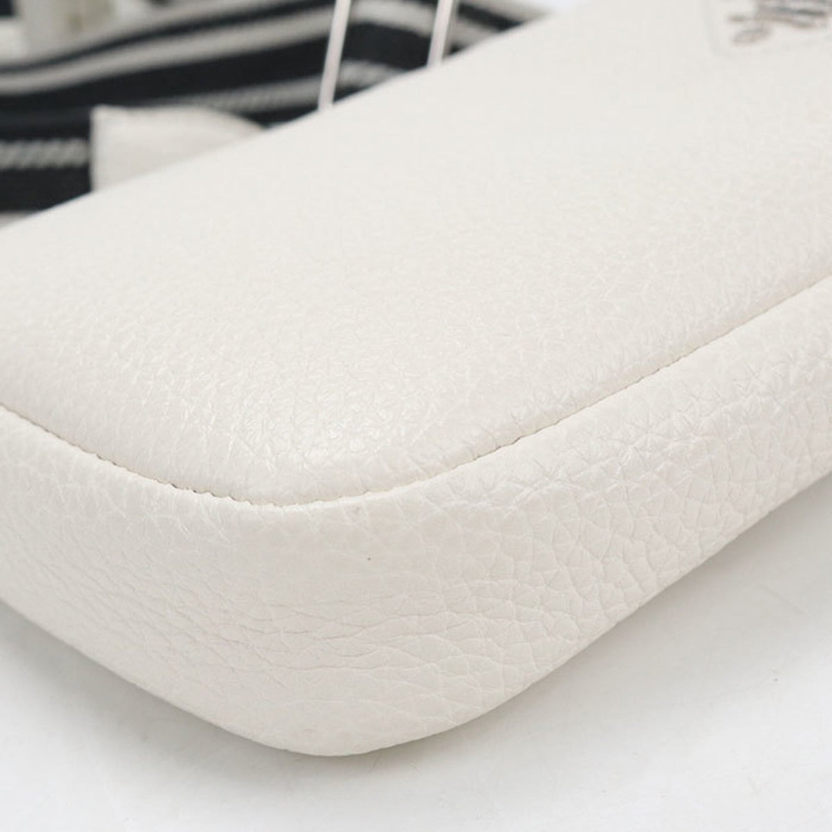 Prada White Leather Shoulder Bag (Pre-Owned)