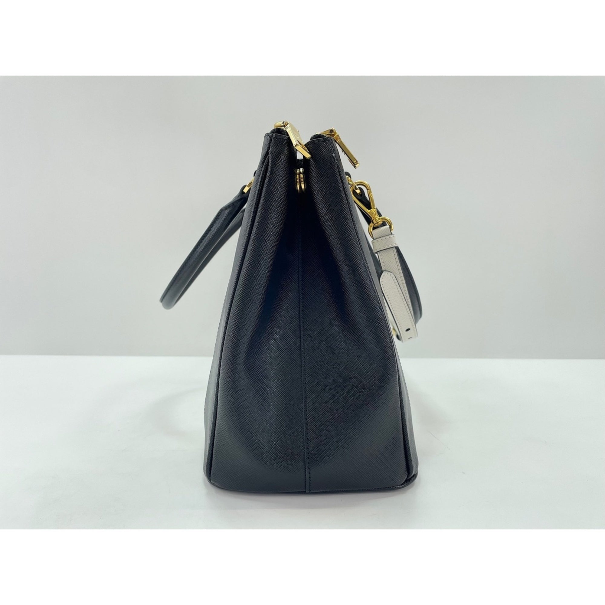 Prada White Leather Handbag (Pre-Owned)