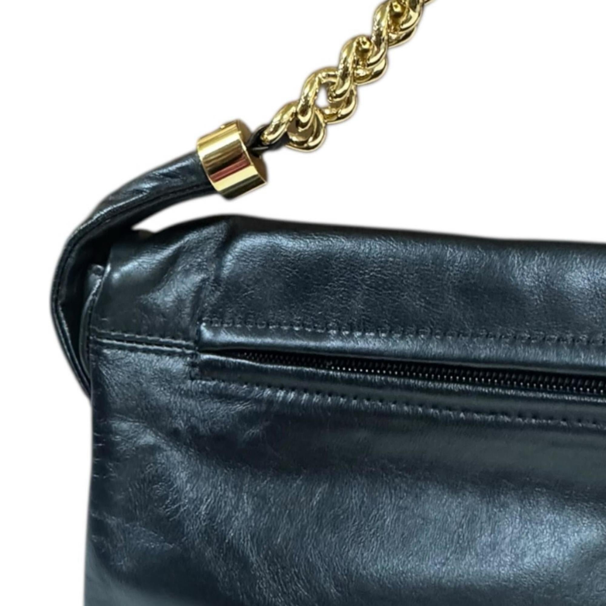 Chanel Black Leather Shoulder Bag (Pre-Owned)