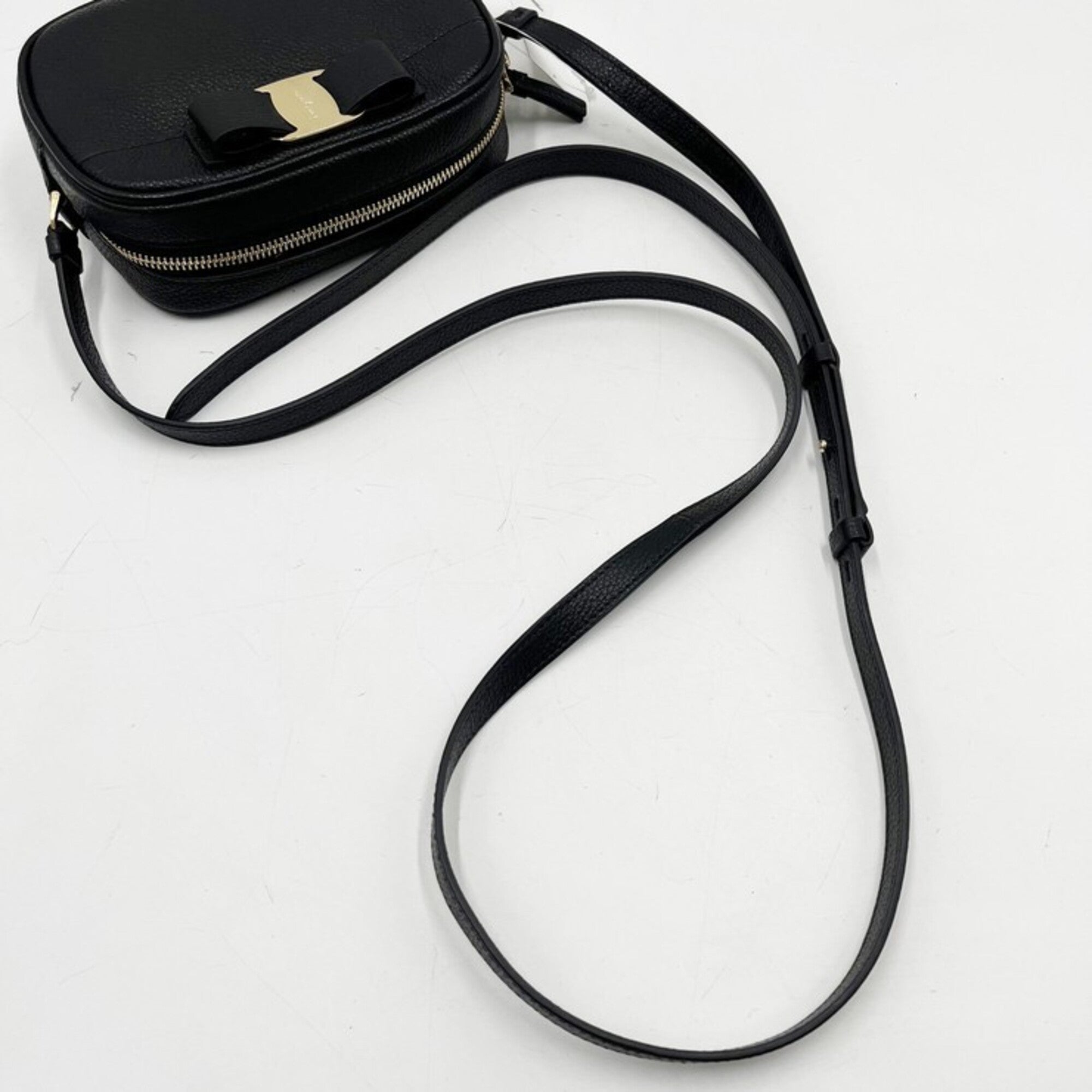 Salvatore Ferragamo Black Leather Shoulder Bag (Pre-Owned)