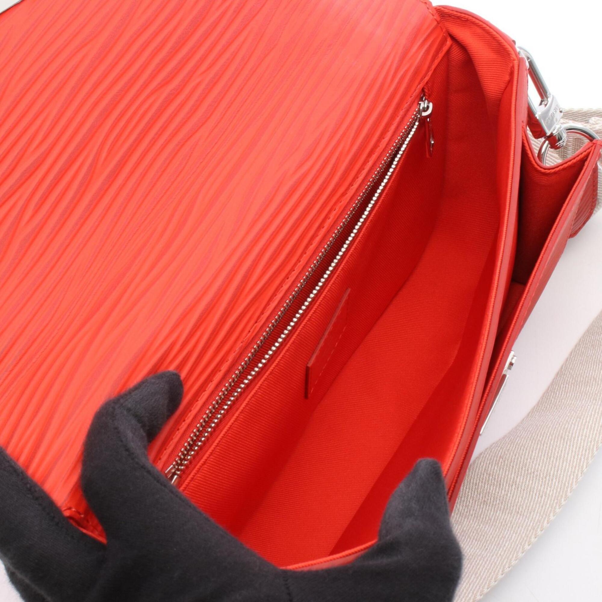 Louis Vuitton Red Color Leather Handbag (Pre-Owned)