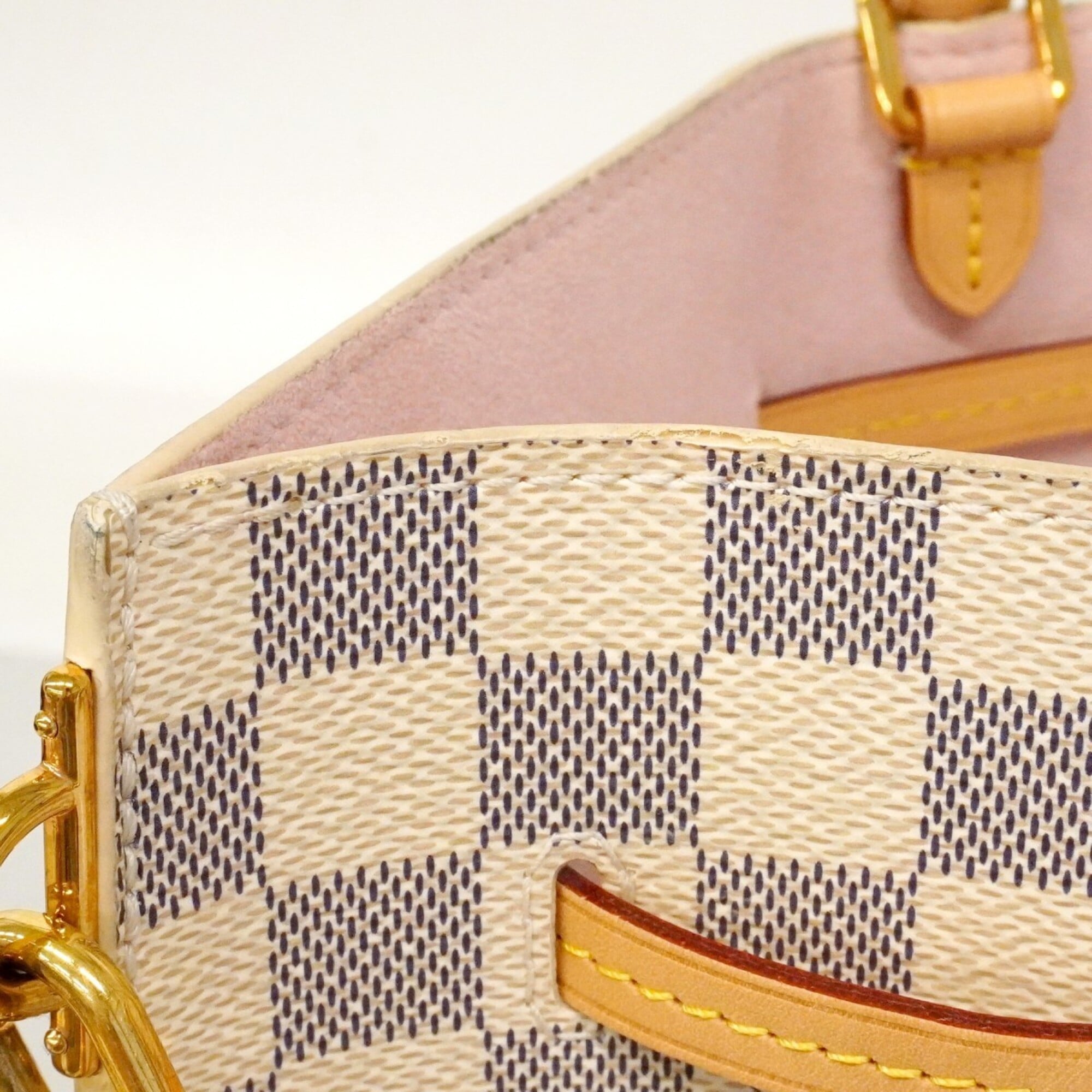 Louis Vuitton White Handbag (Pre-Owned)