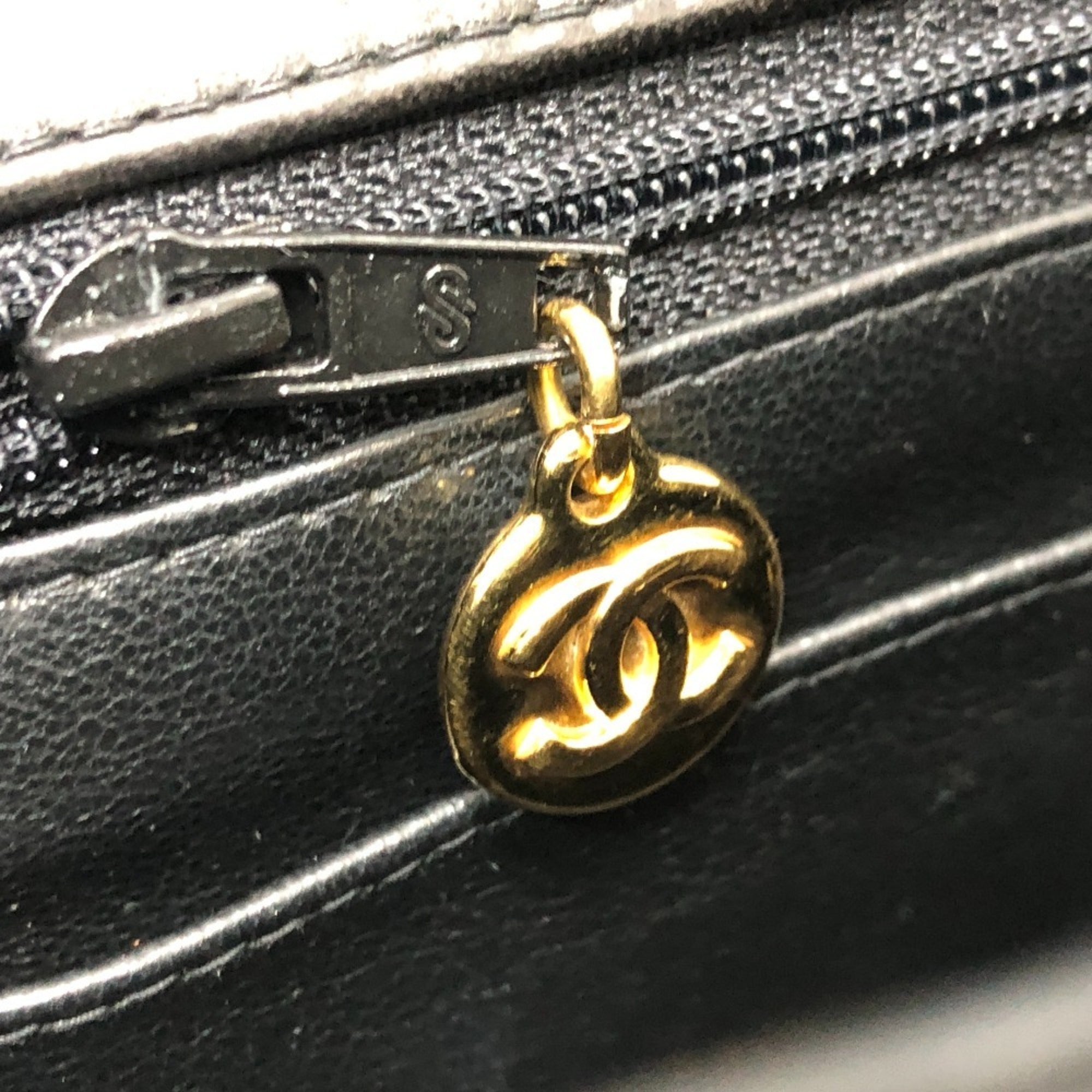 Chanel Black Leather Handbag Shoulder Bag (Pre-Owned)