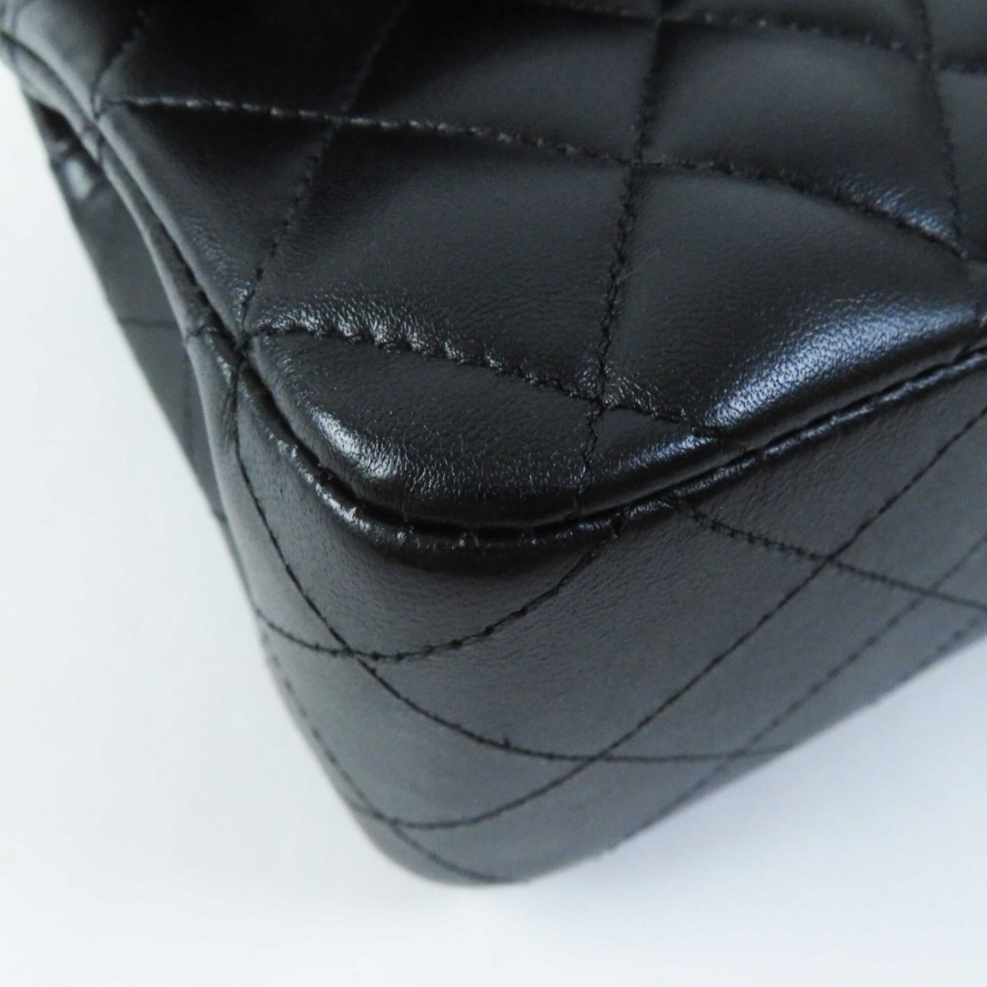 Chanel Black Leather Shoulder Bag (Pre-Owned)