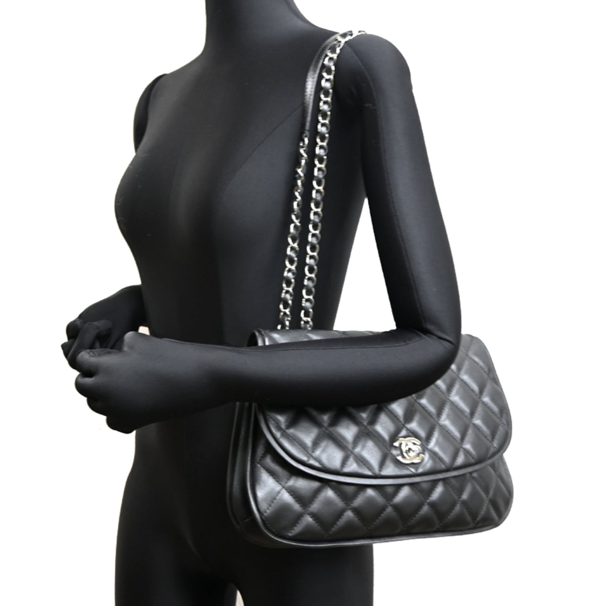 Chanel Black Leather Shoulder Bag (Pre-Owned)