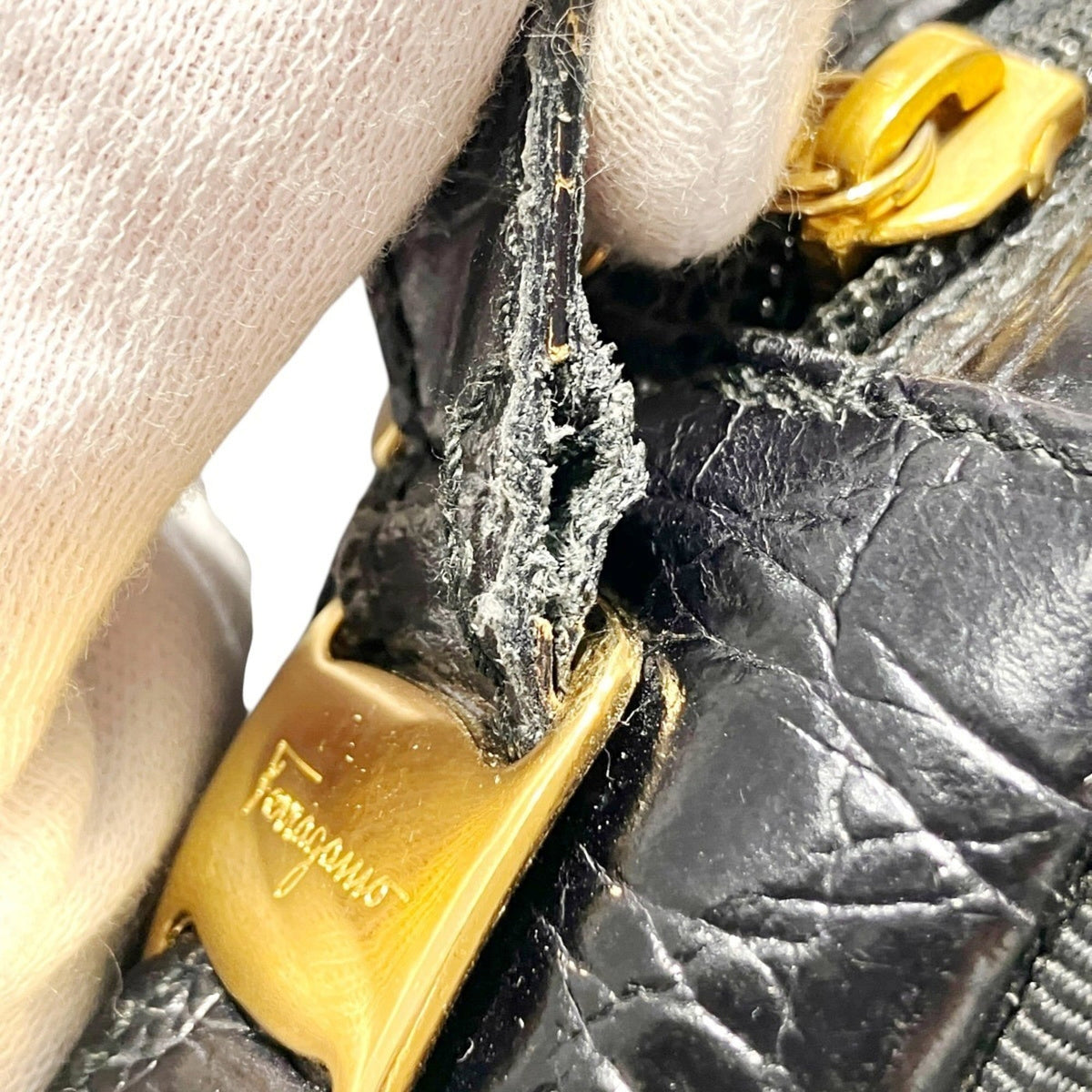 Salvatore Ferragamo Black Leather Shoulder Bag (Pre-Owned)