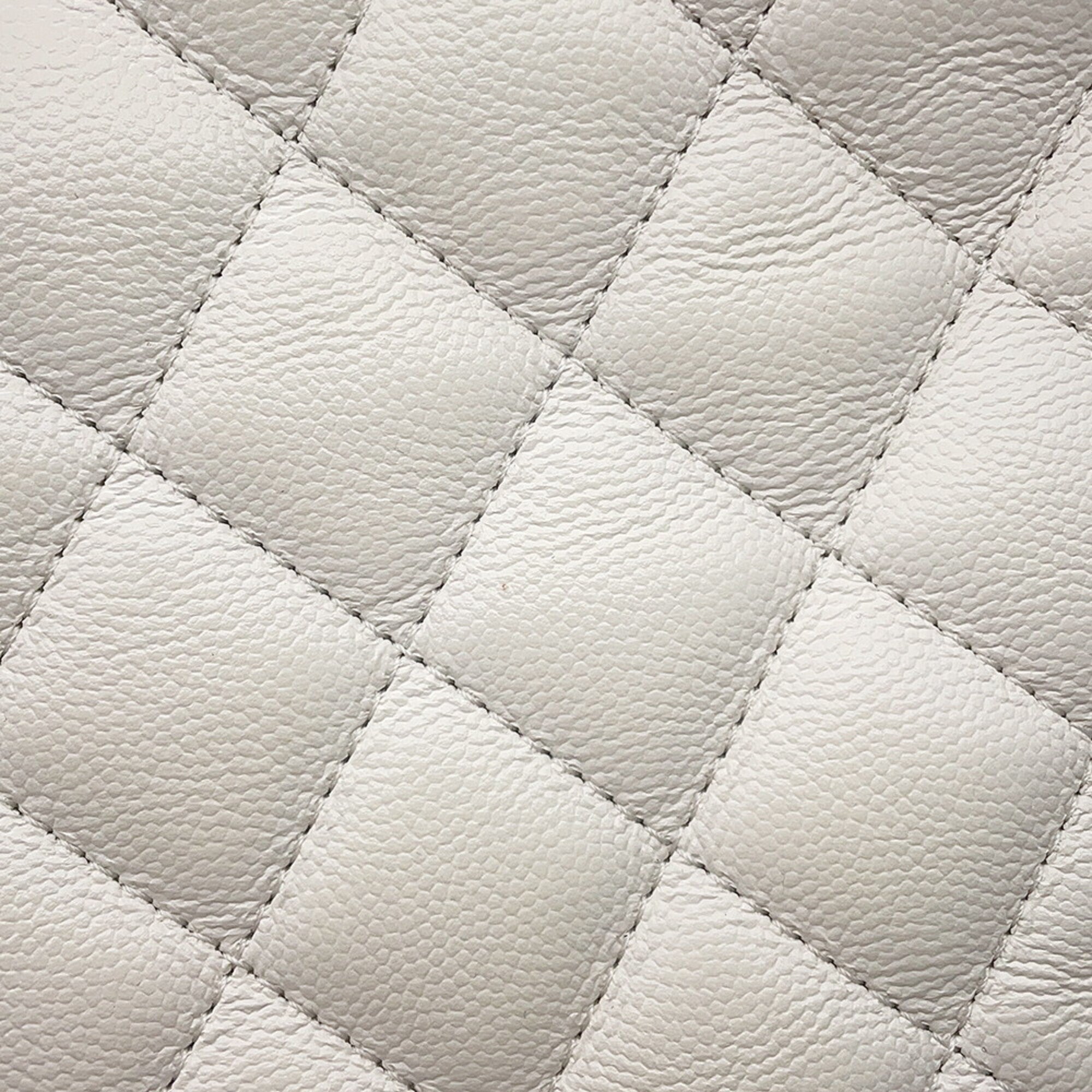 Chanel Matelasse White Grained Calfskin Handbag (Pre-Owned)