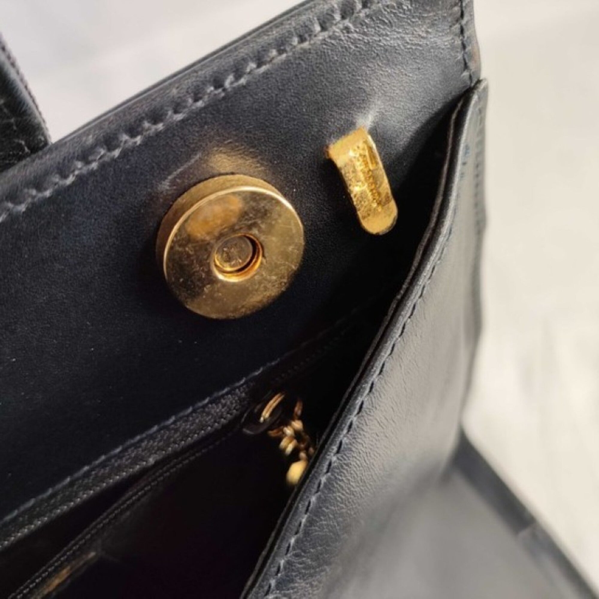 Salvatore Ferragamo Navy Leather Handbag (Pre-Owned)