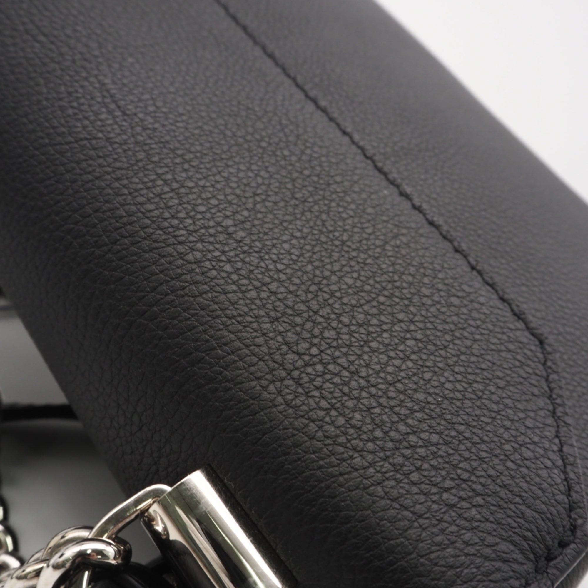 Louis Vuitton Black Leather Shoulder Bag (Pre-Owned)