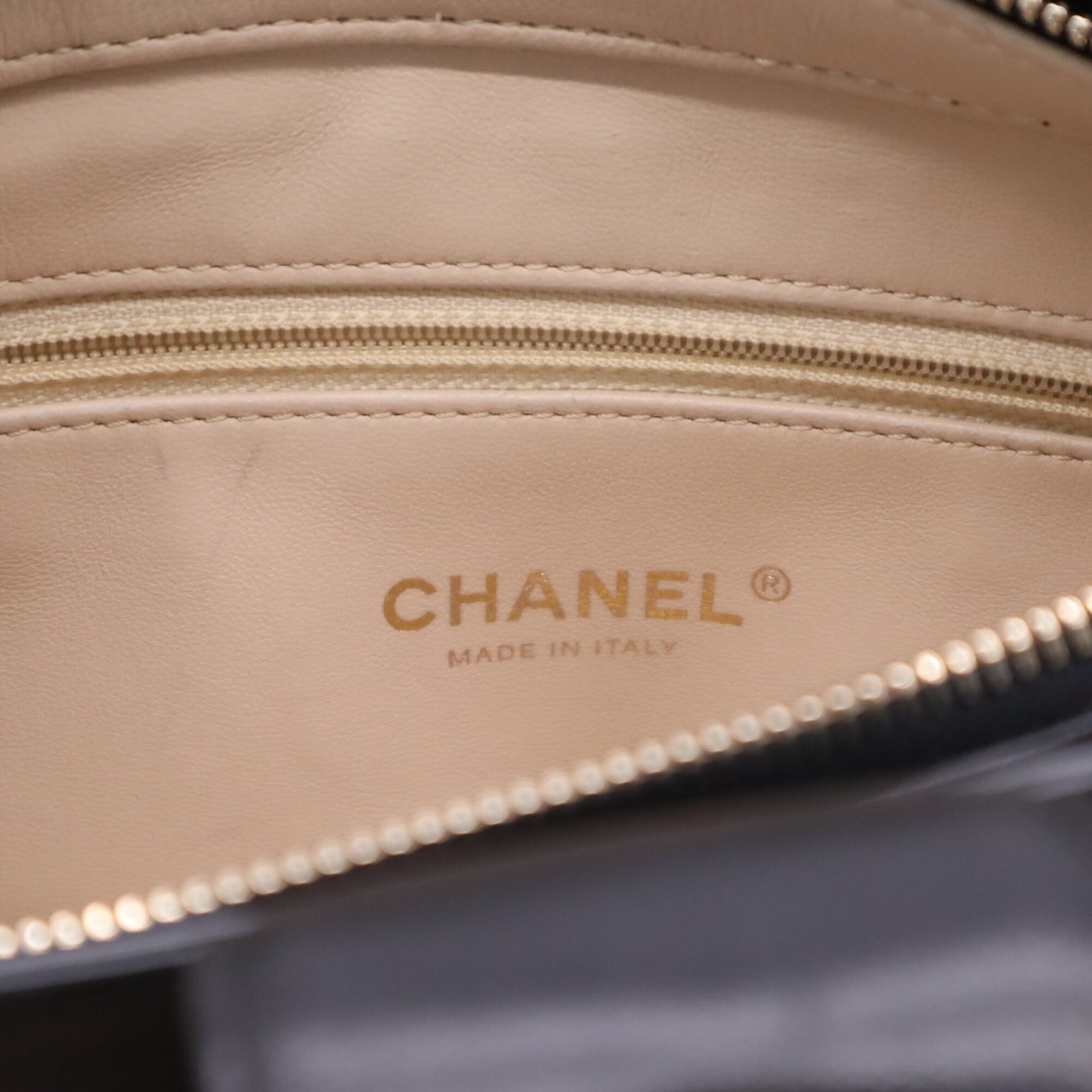 Chanel Matelasse Black Leather Handbag (Pre-Owned)