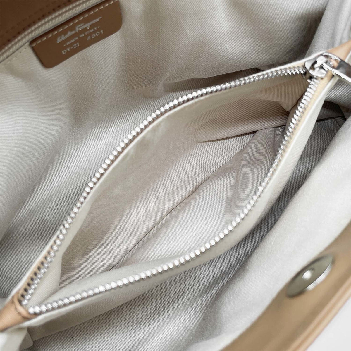 Salvatore Ferragamo Beige Silver Leather Handbag (Pre-Owned)