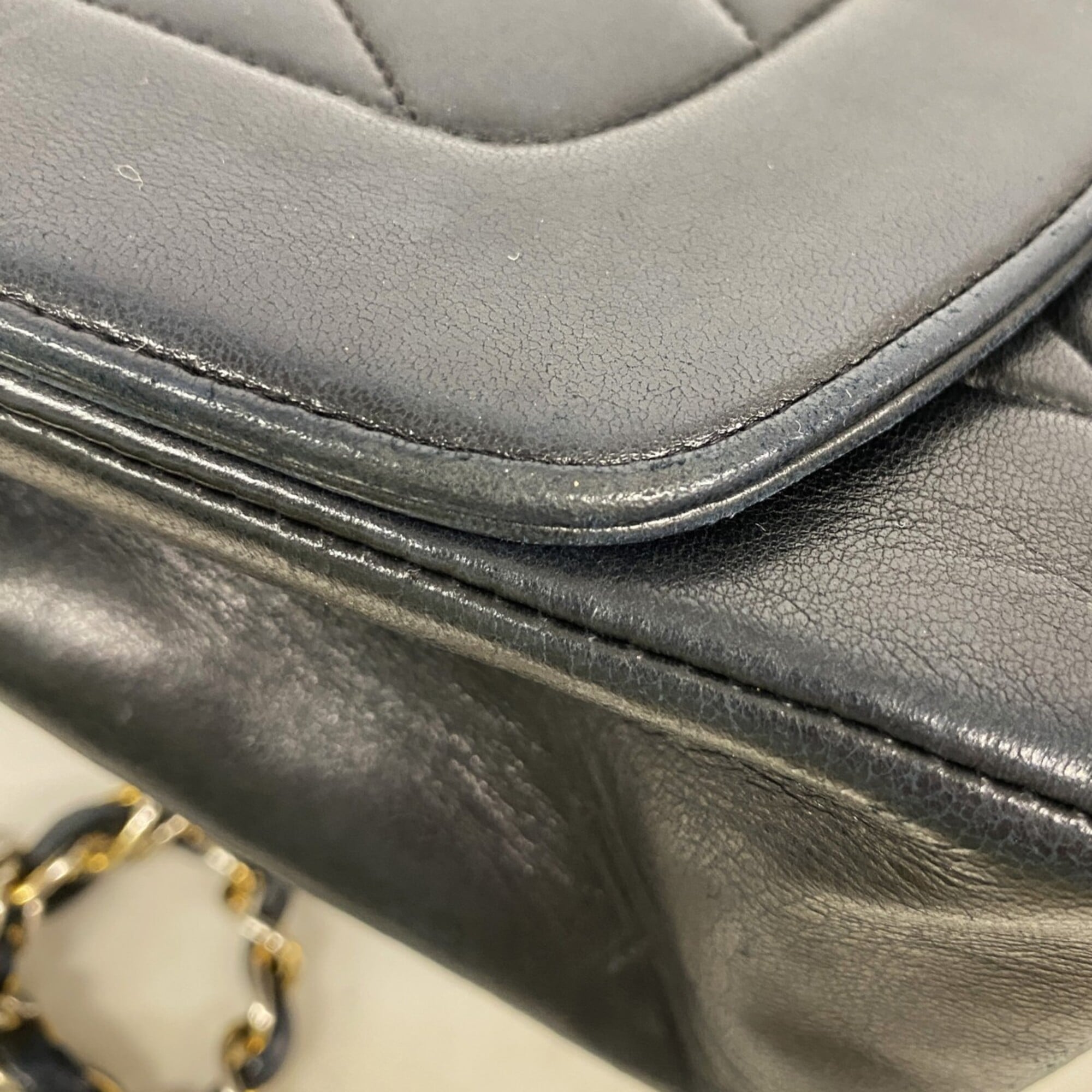 Chanel Black Leather Shoulder Bag (Pre-Owned)