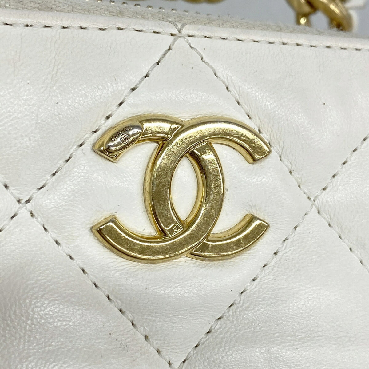 Chanel White Leather Shoulder Bag (Pre-Owned)
