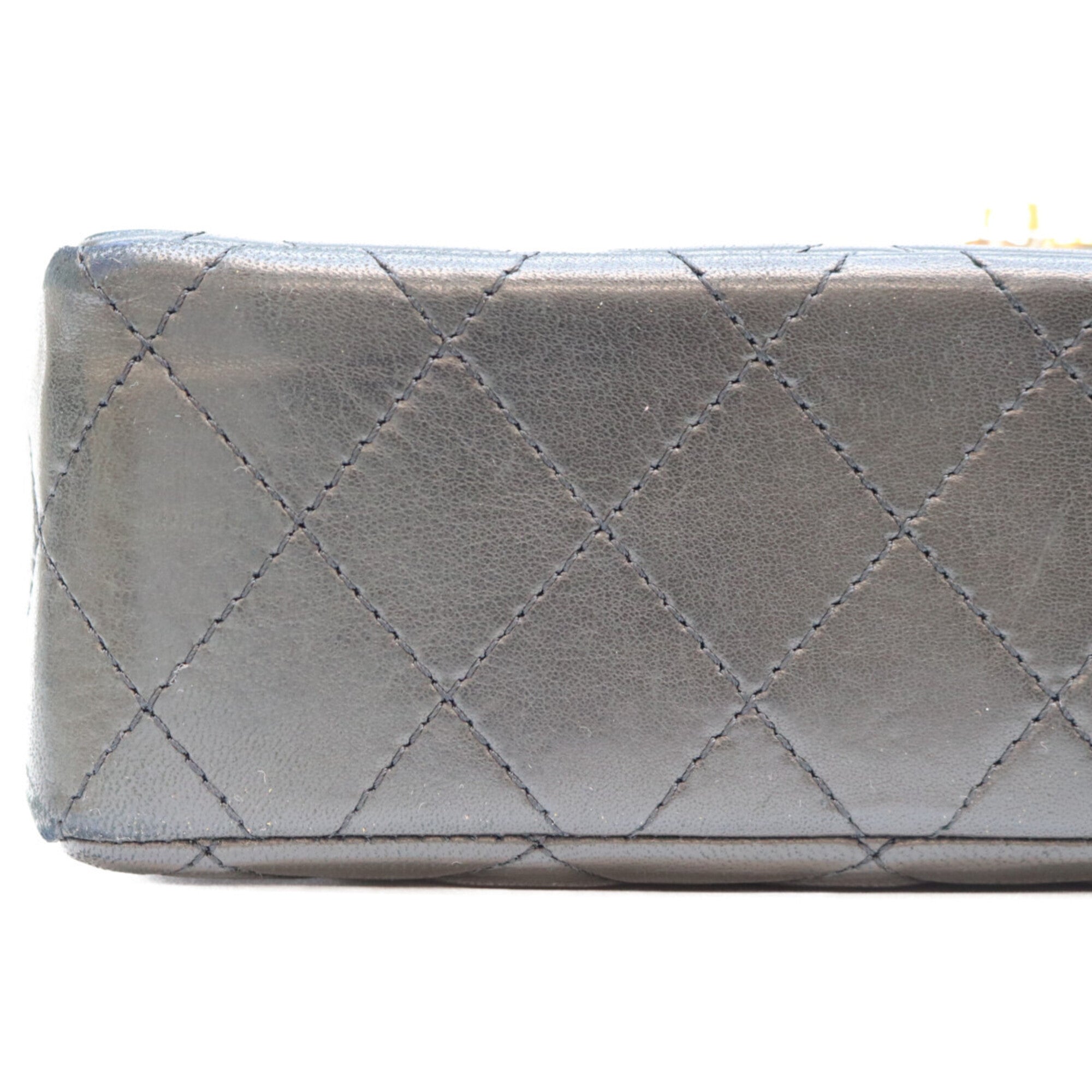 Chanel Black Leather Shoulder Bag (Pre-Owned)