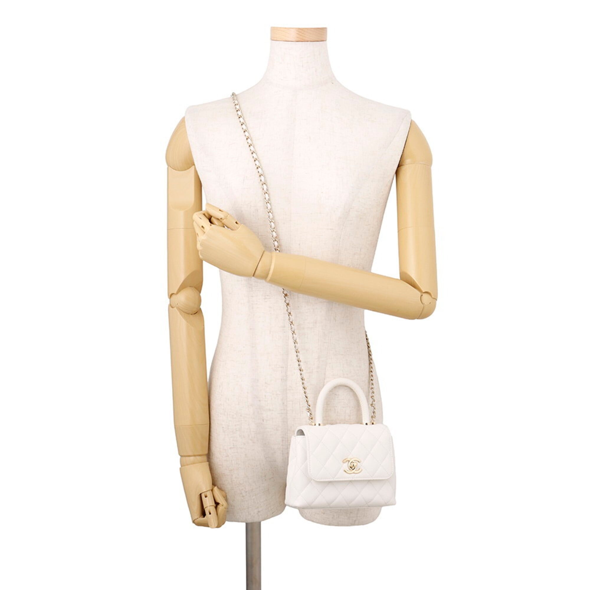 Chanel Matelasse White Grained Calfskin Handbag (Pre-Owned)