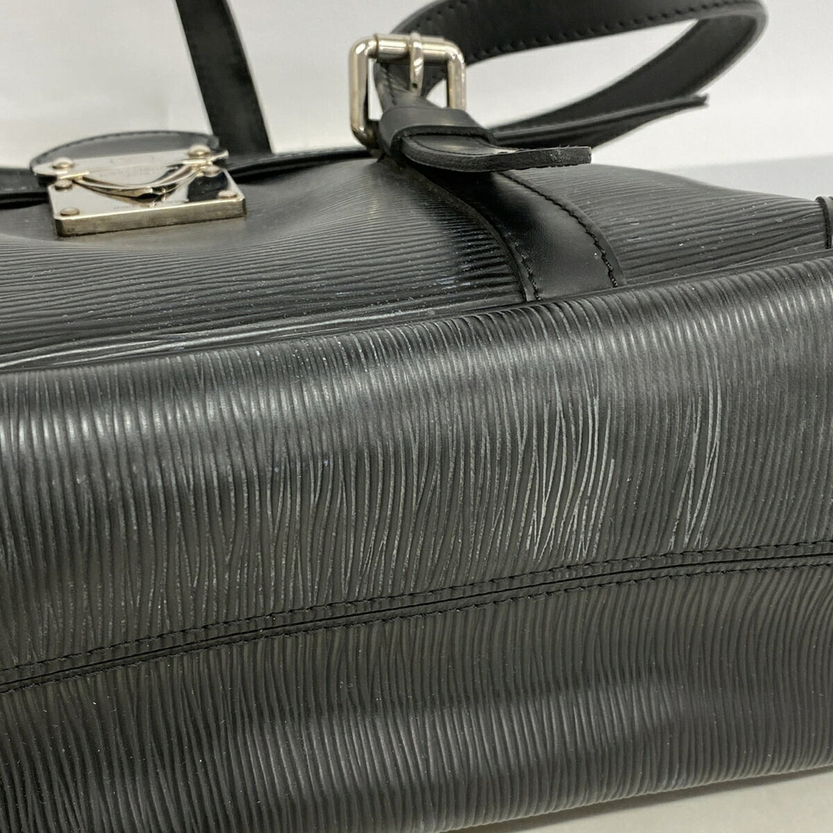 Louis Vuitton Noir Handbag (Pre-Owned)