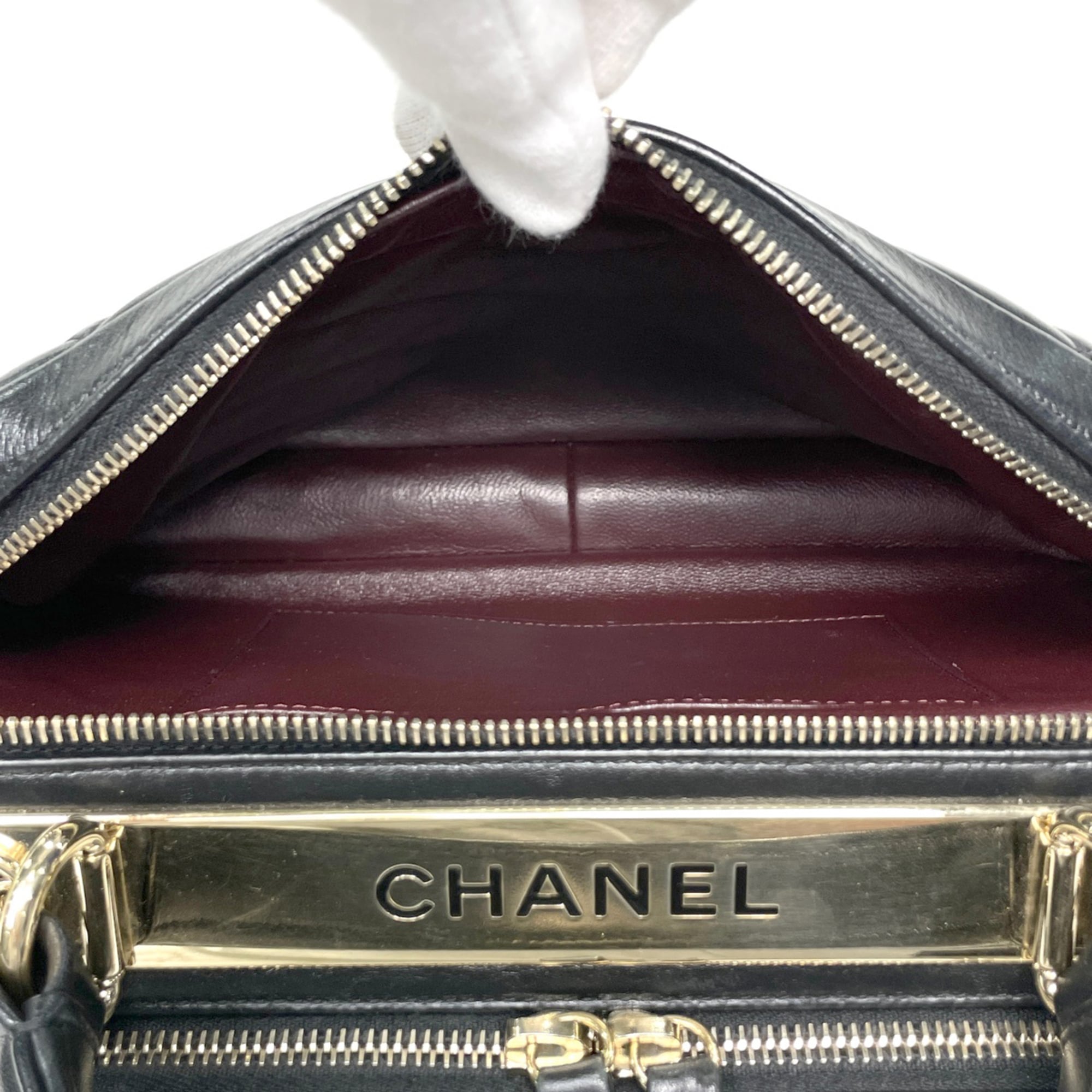Chanel Black Leather Handbag (Pre-Owned)