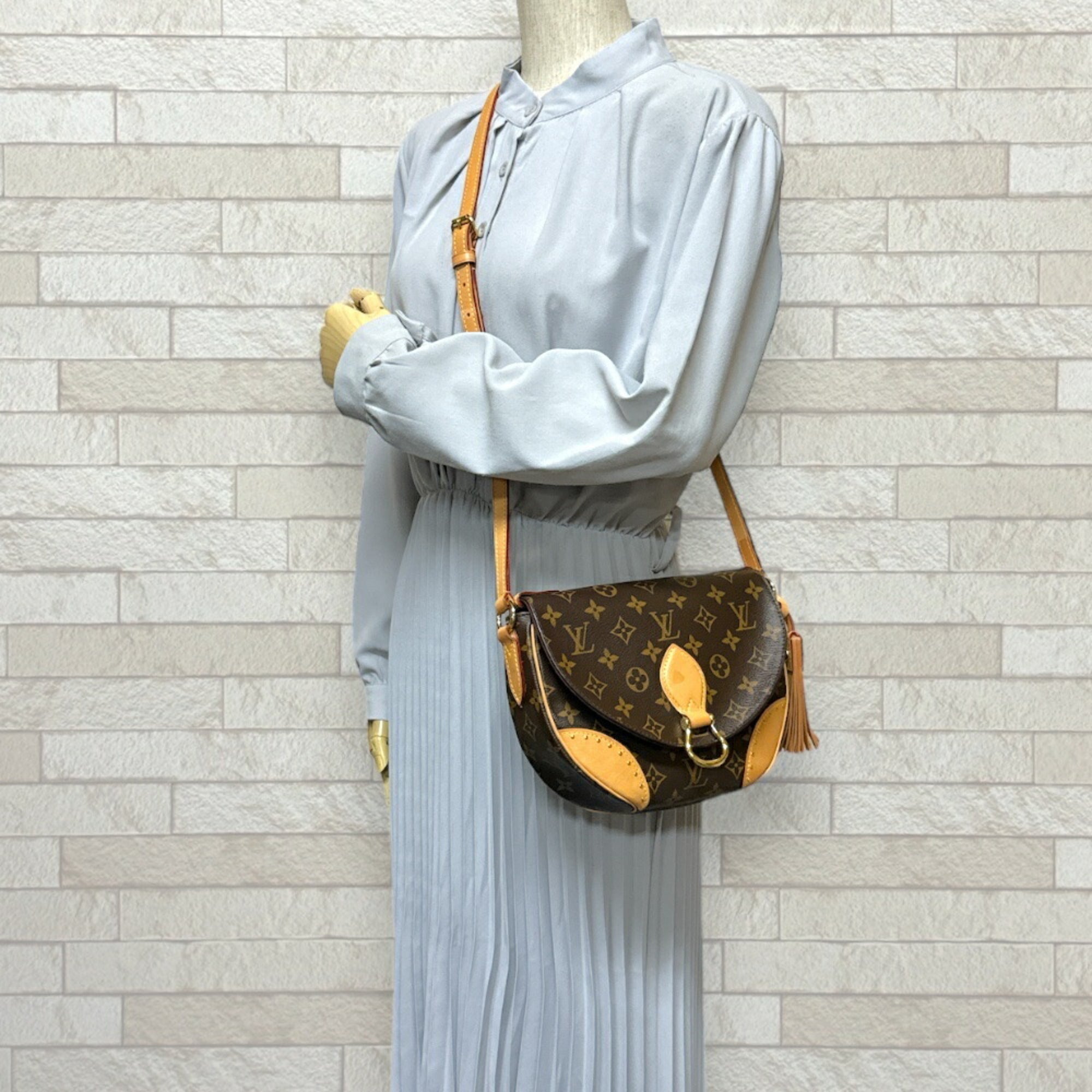 Louis Vuitton Brown Monogram Monogram Shoulder Bag (Pre-Owned)