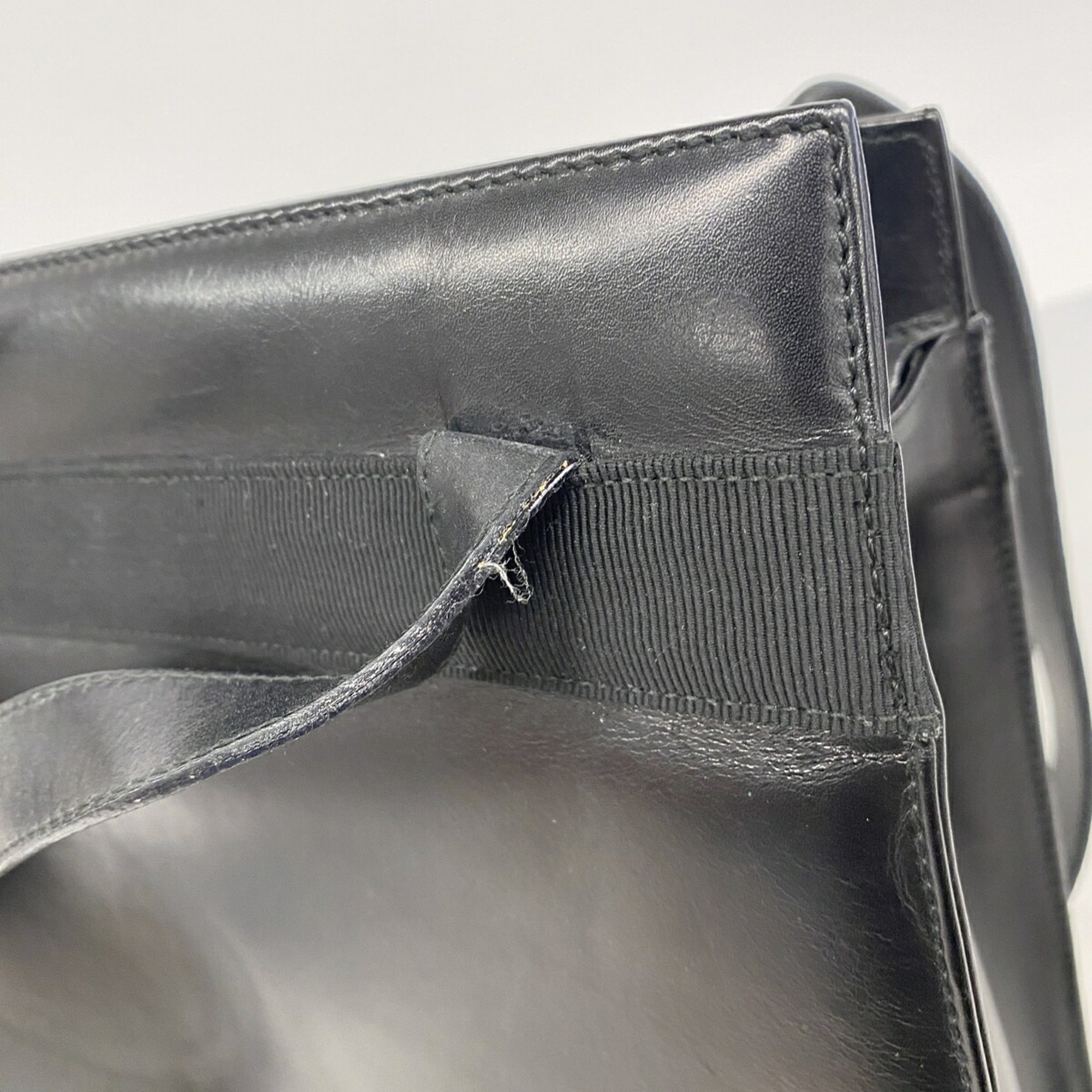 Salvatore Ferragamo Black Leather Shoulder Bag (Pre-Owned)