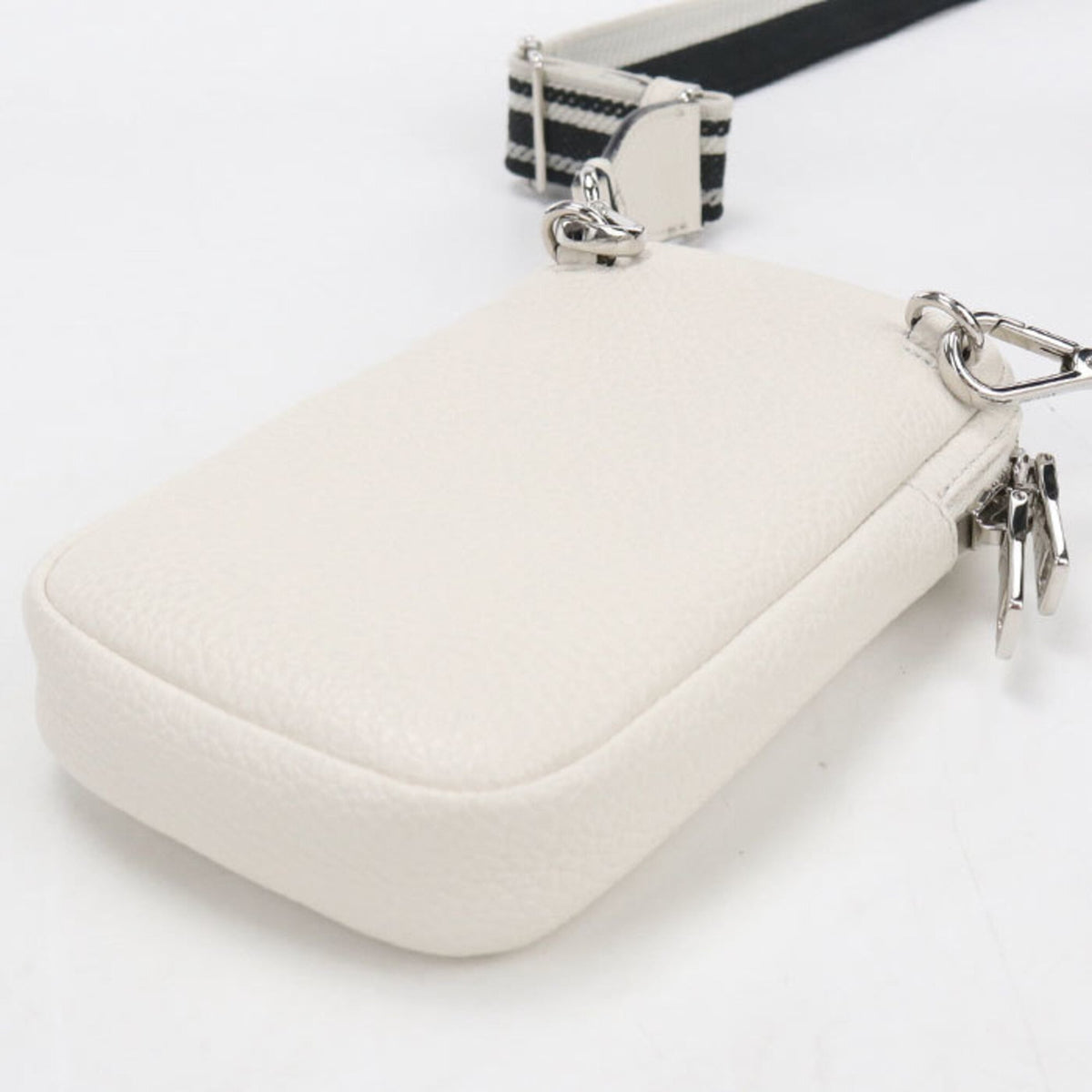 Prada White Leather Shoulder Bag (Pre-Owned)