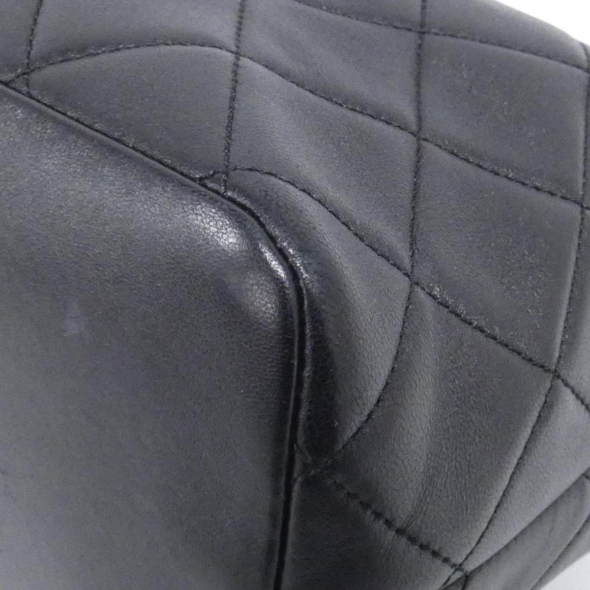 Chanel Black Leather Shoulder Bag (Pre-Owned)