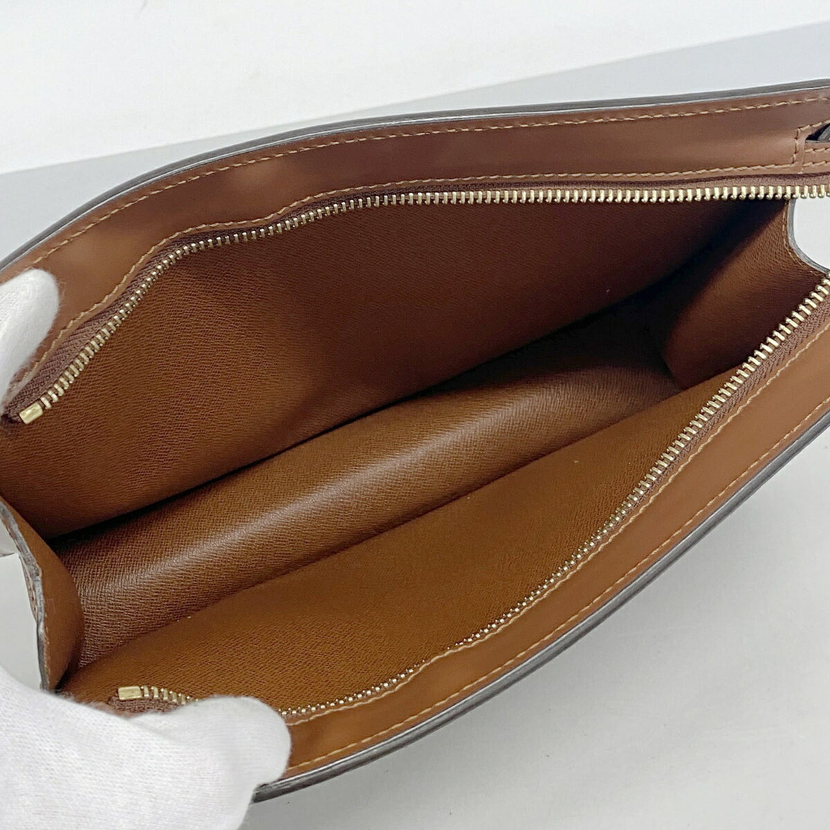 Louis Vuitton Brown Clutch Bag (Pre-Owned)