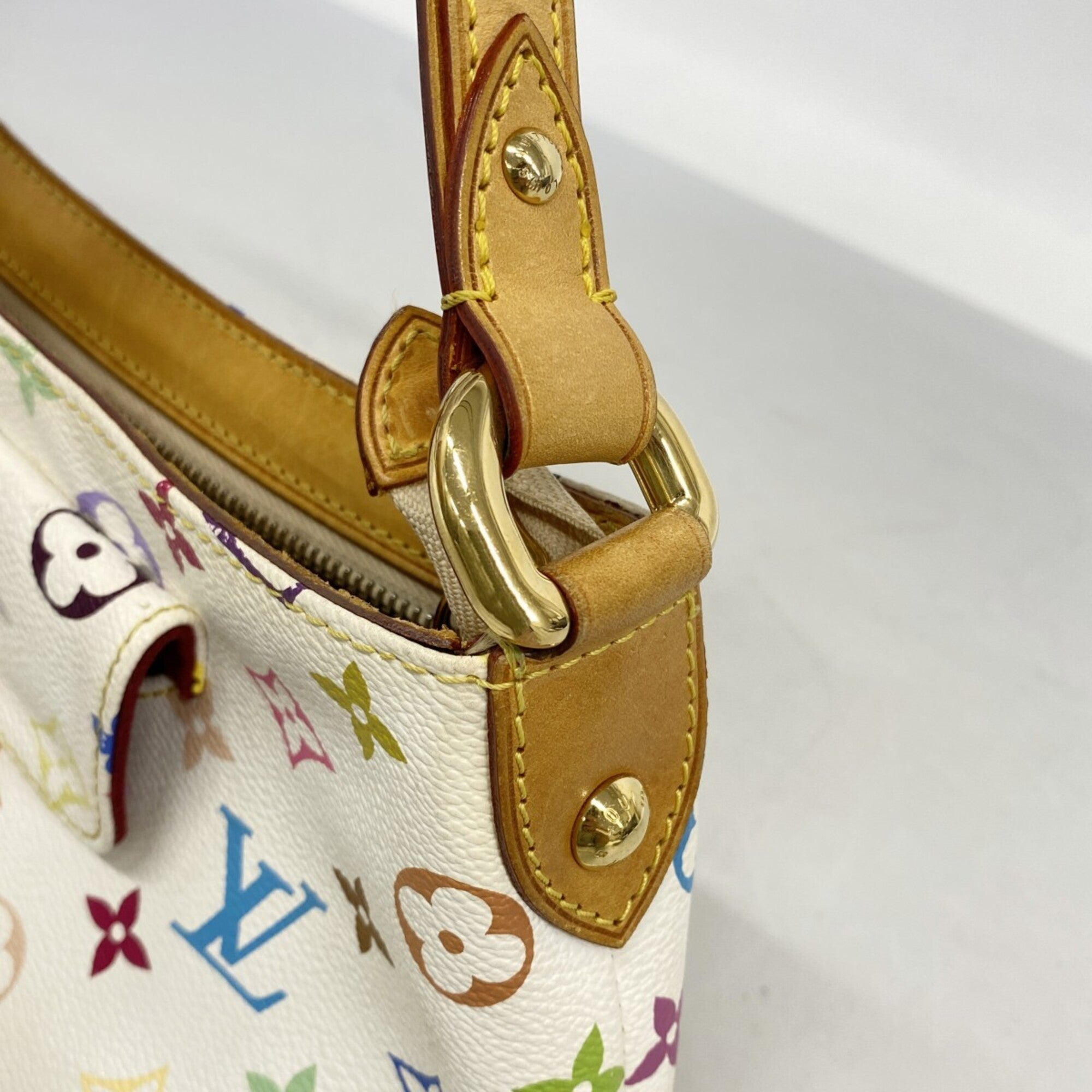 Louis Vuitton Blanc Shoulder Bag (Pre-Owned)