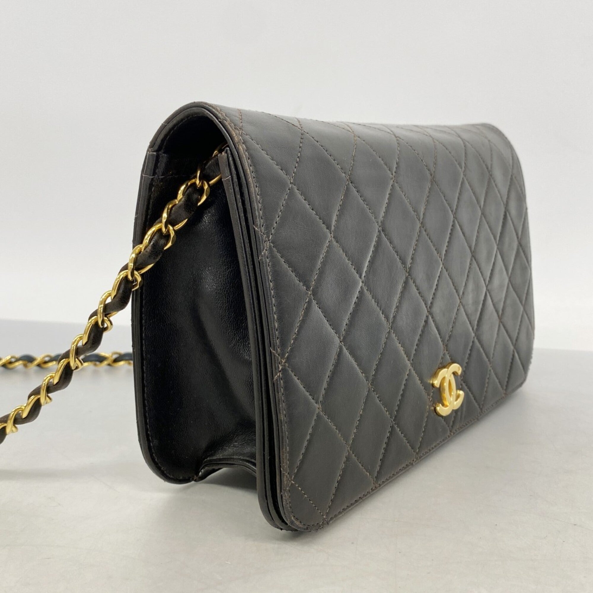 Chanel Black Leather Shoulder Bag (Pre-Owned)