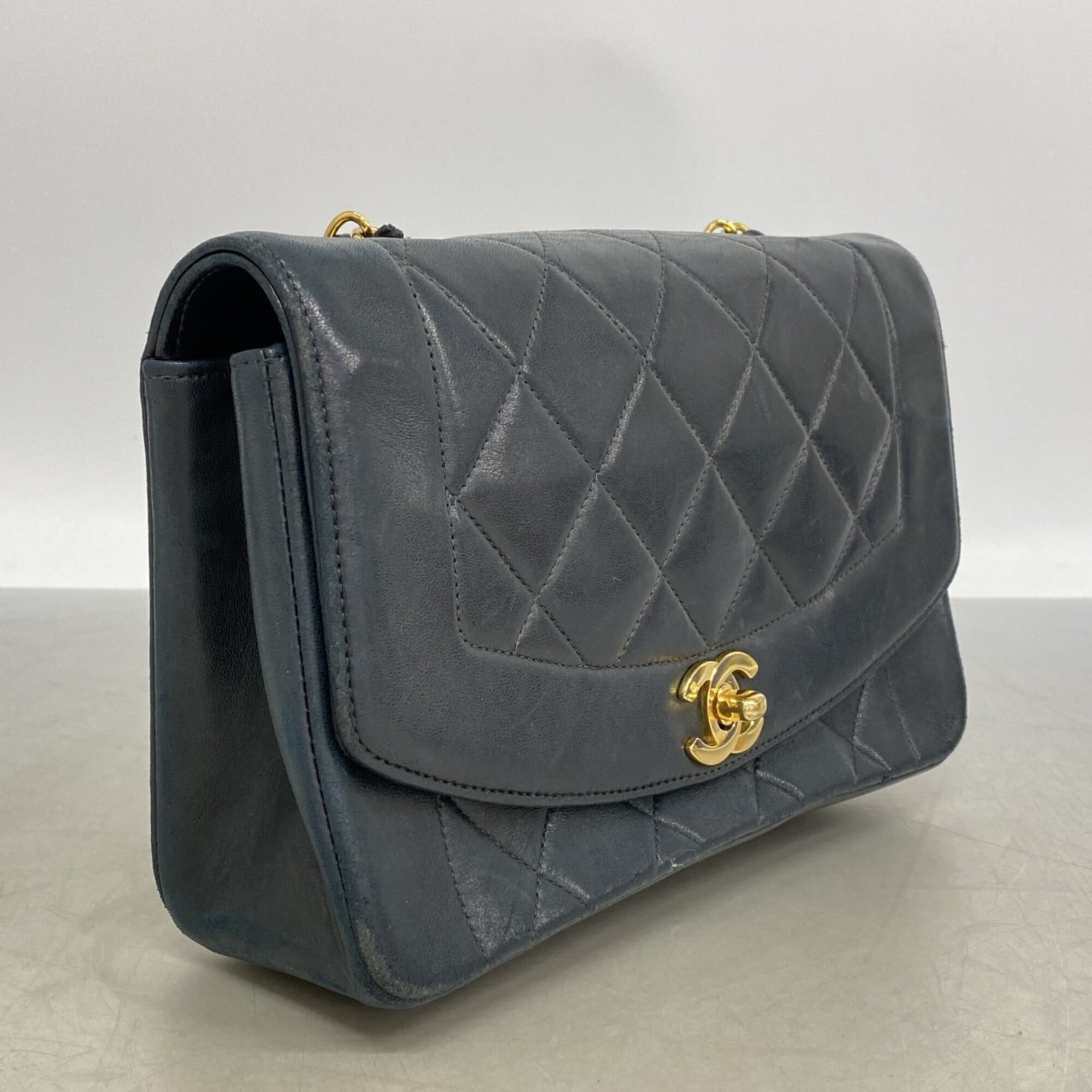 Chanel Black Leather Shoulder Bag (Pre-Owned)