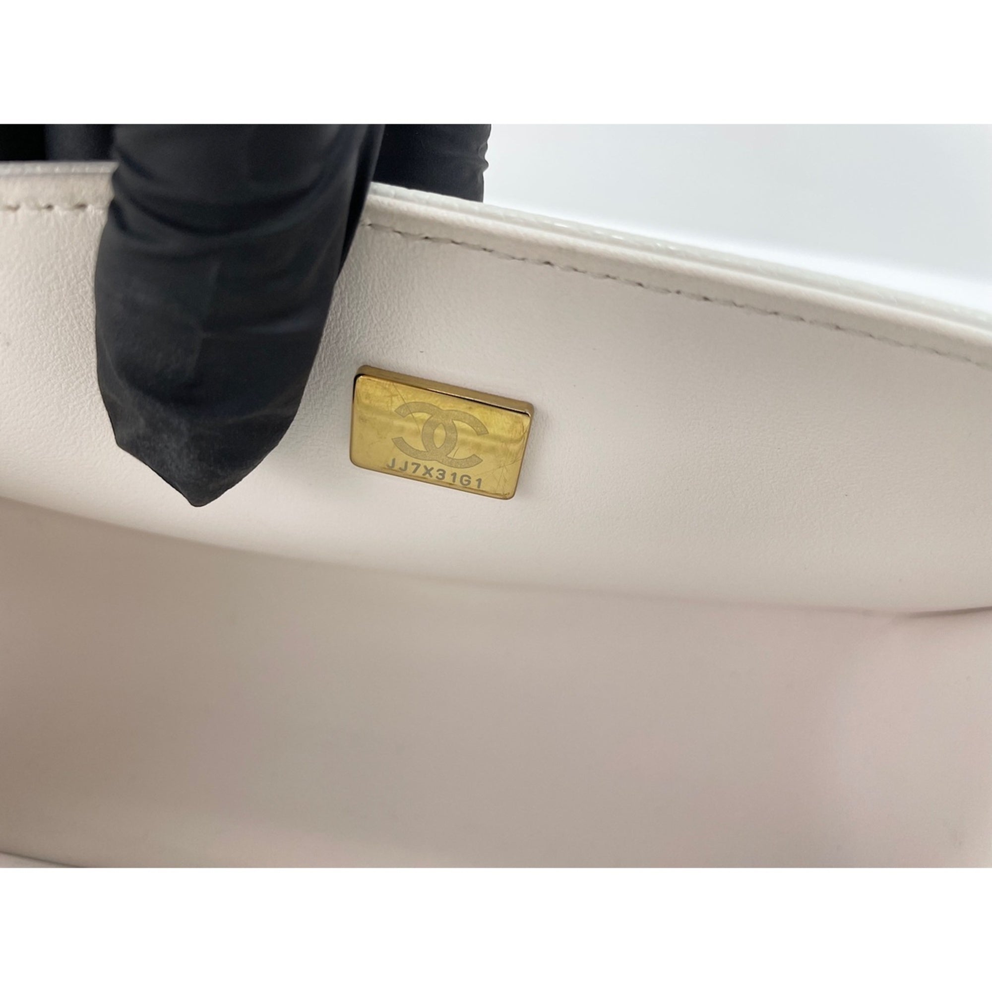 Chanel White Grained Calfskin Shoulder Bag (Pre-Owned)