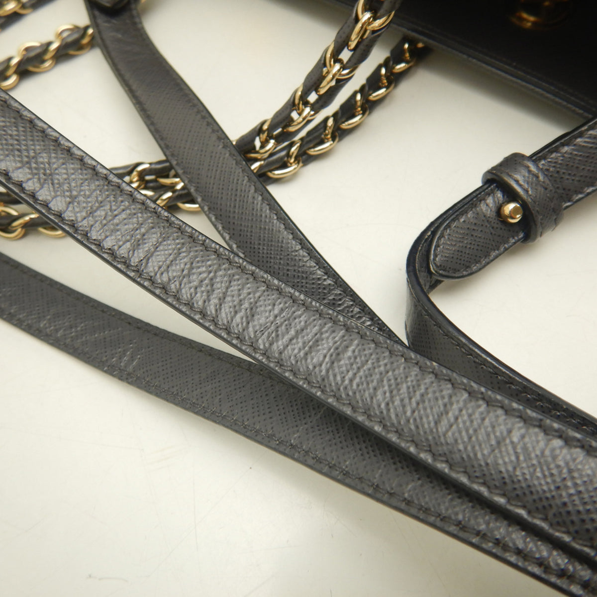 Salvatore Ferragamo Vara Gray Leather Handbag (Pre-Owned)