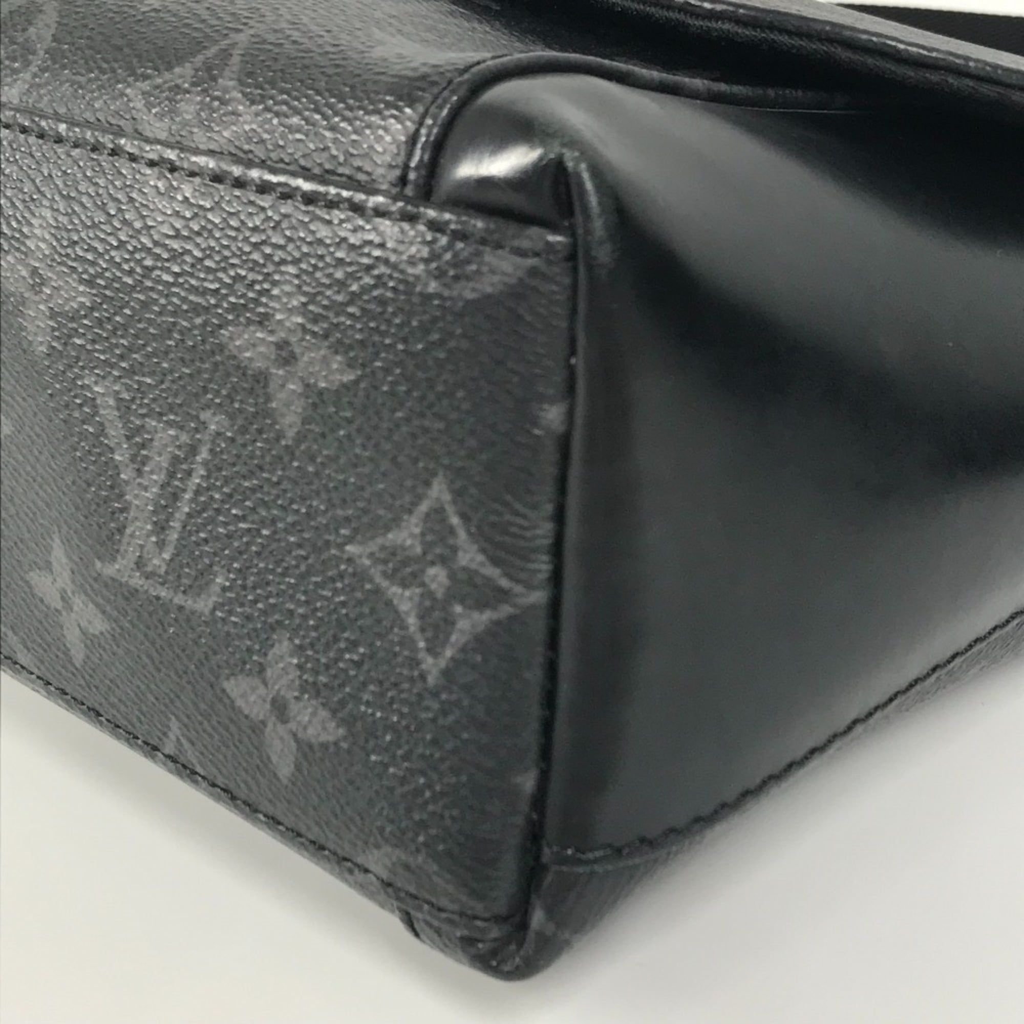 Louis Vuitton Black Monogram Eclipse Monogram Eclipse Messenger Bag Shoulder Bag (Pre-Owned)