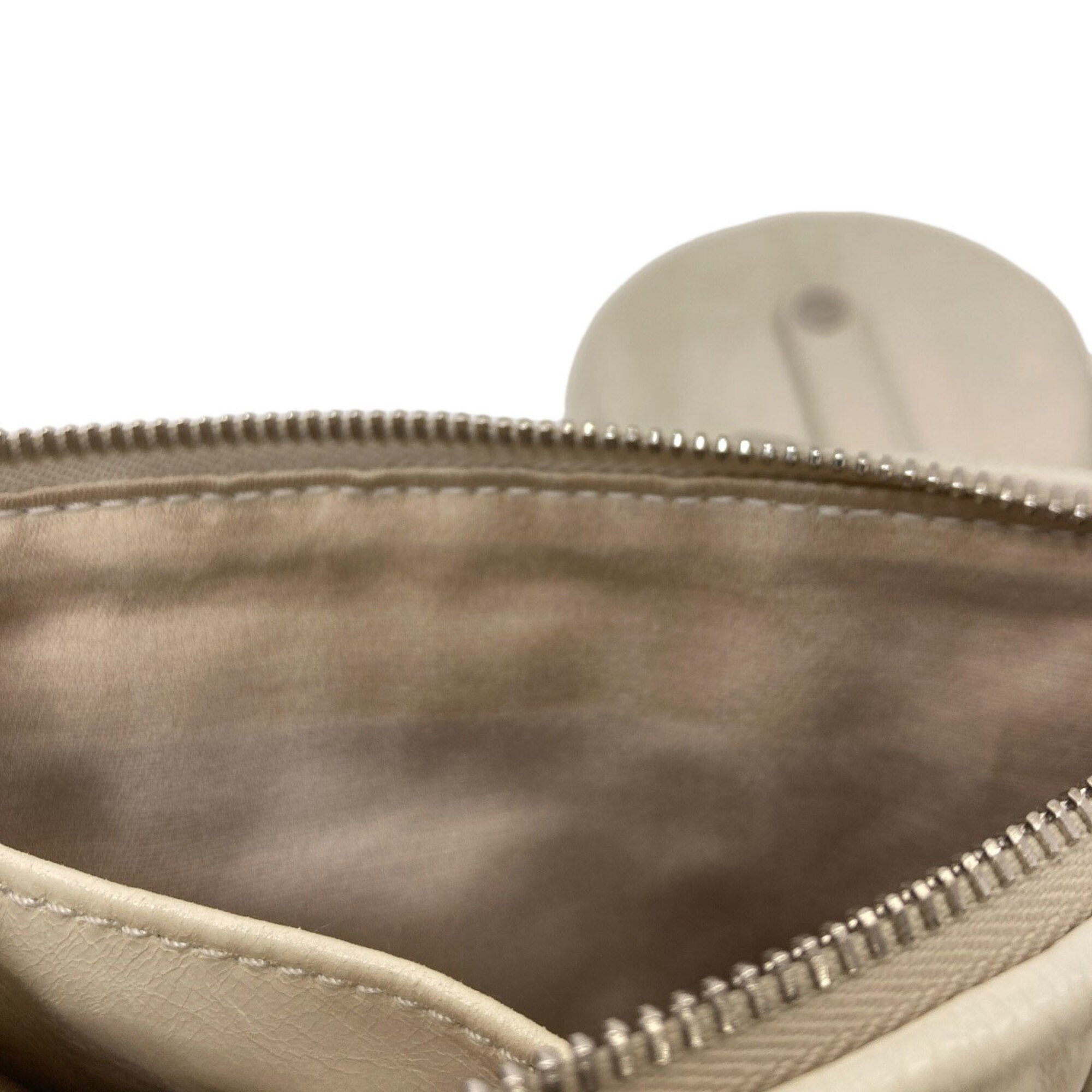 Miu Miu White Leather Pouch Shoulder Bag (Pre-Owned)