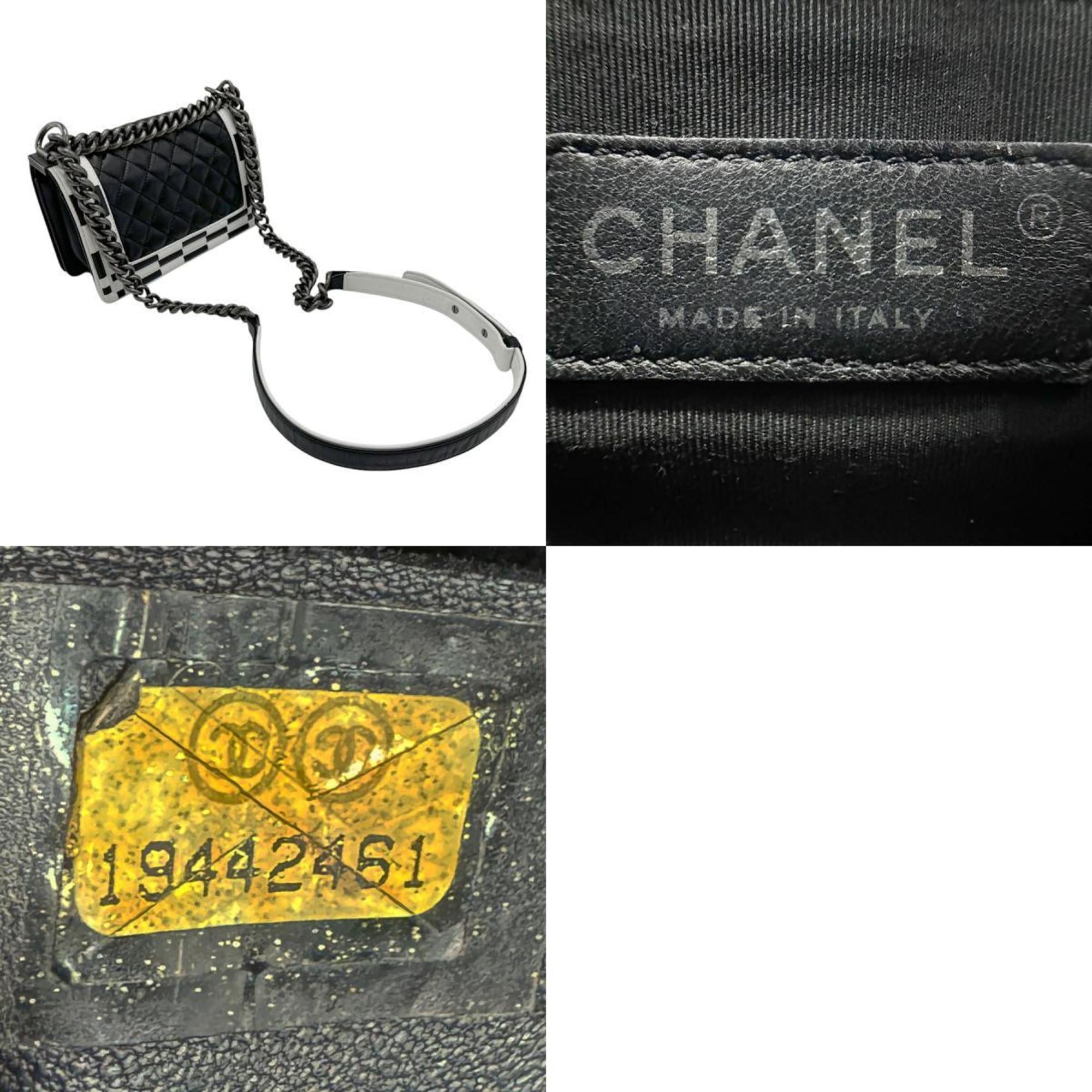 Chanel Black White Leather Shoulder Bag (Pre-Owned)