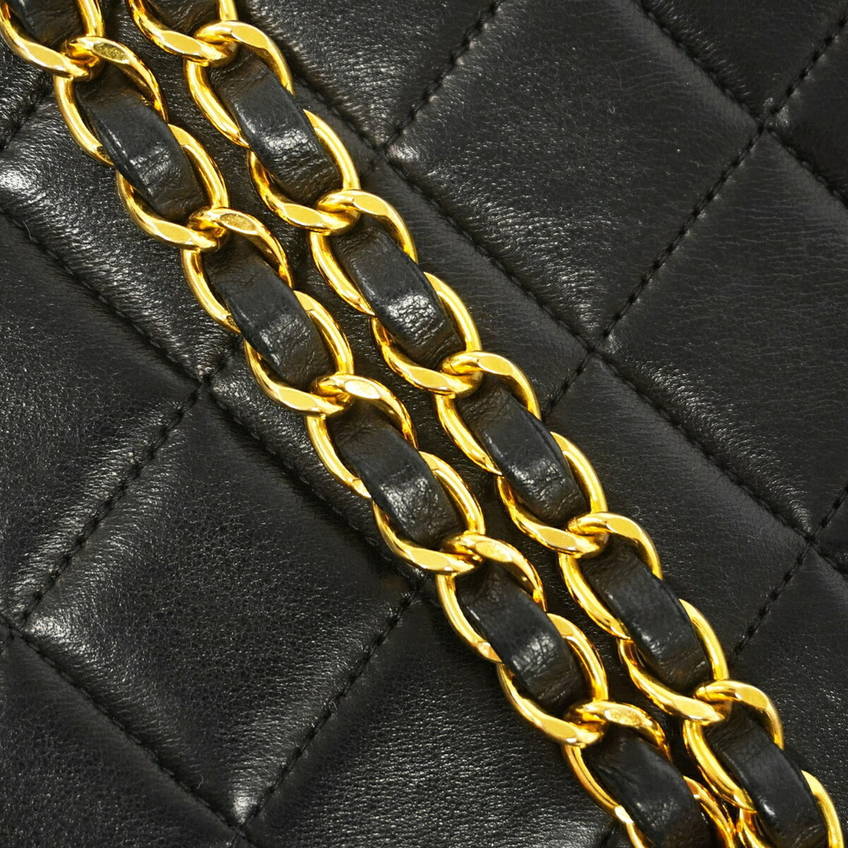 Chanel Black Leather Shoulder Bag (Pre-Owned)