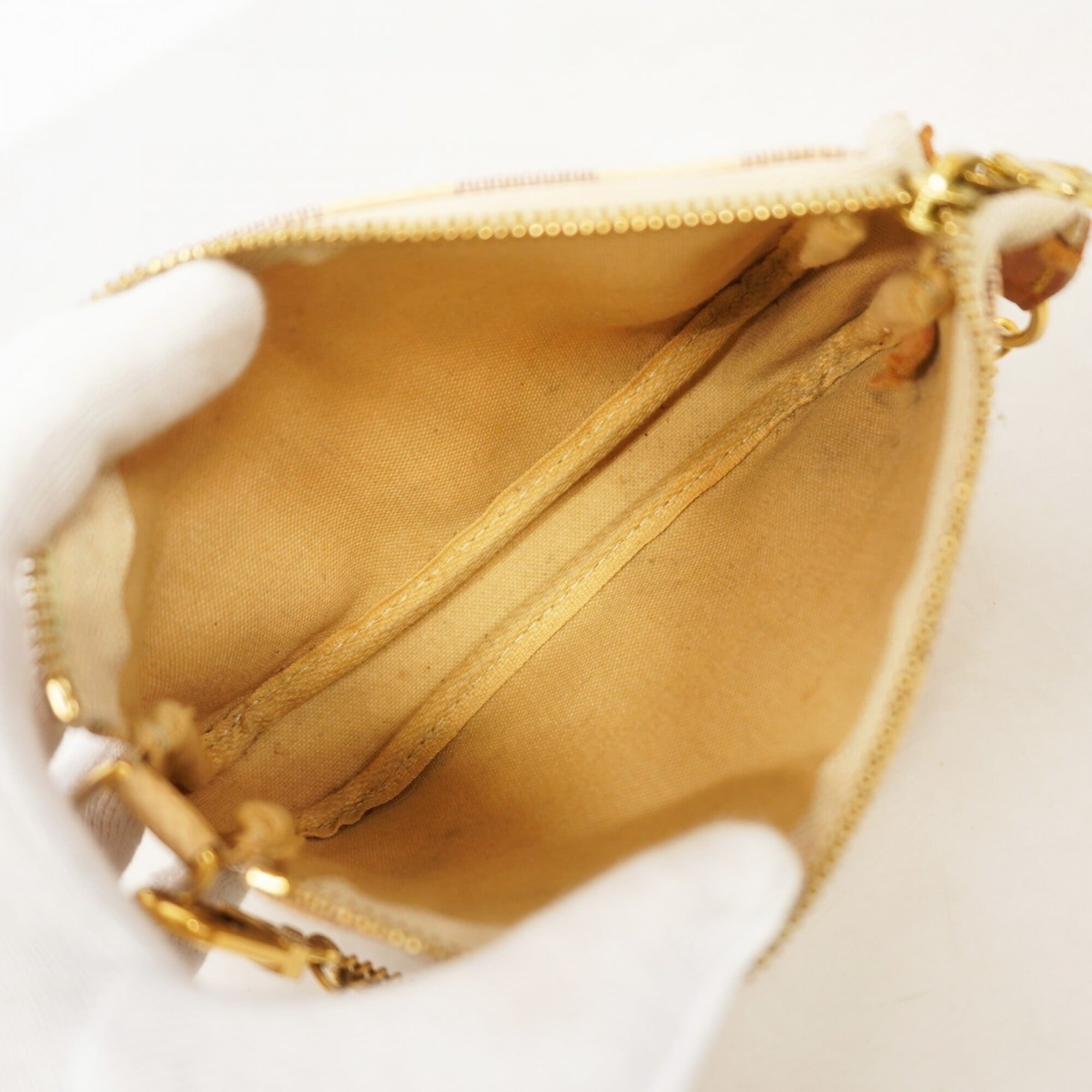 Louis Vuitton White Pouch (Pre-Owned)