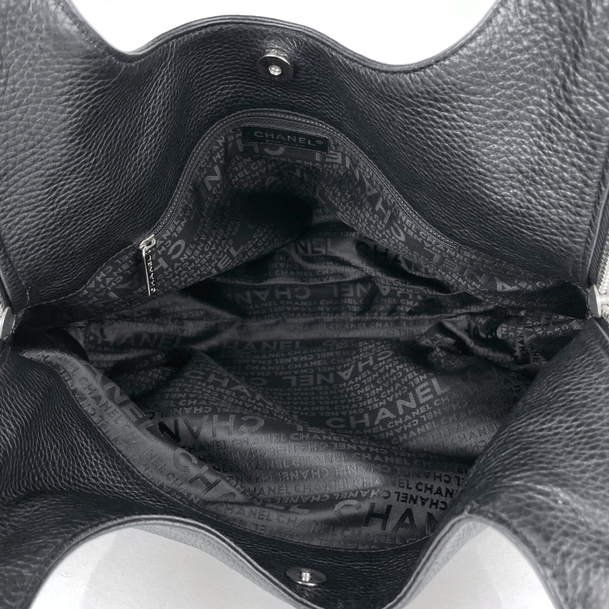 Chanel Black Leather Shoulder Bag (Pre-Owned)