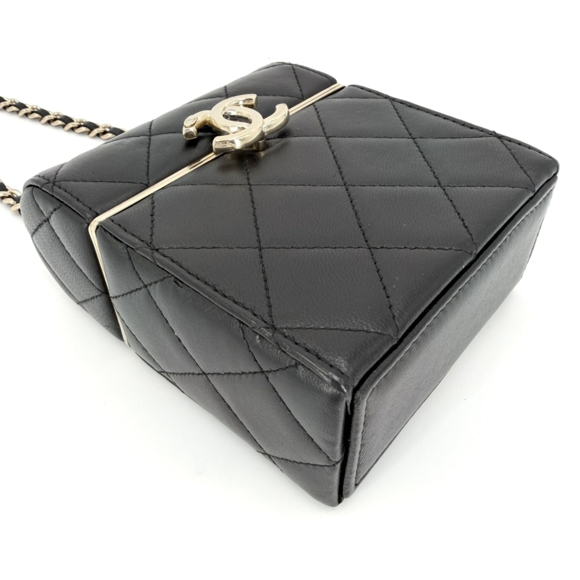 Chanel Black White Leather Shoulder Bag (Pre-Owned)