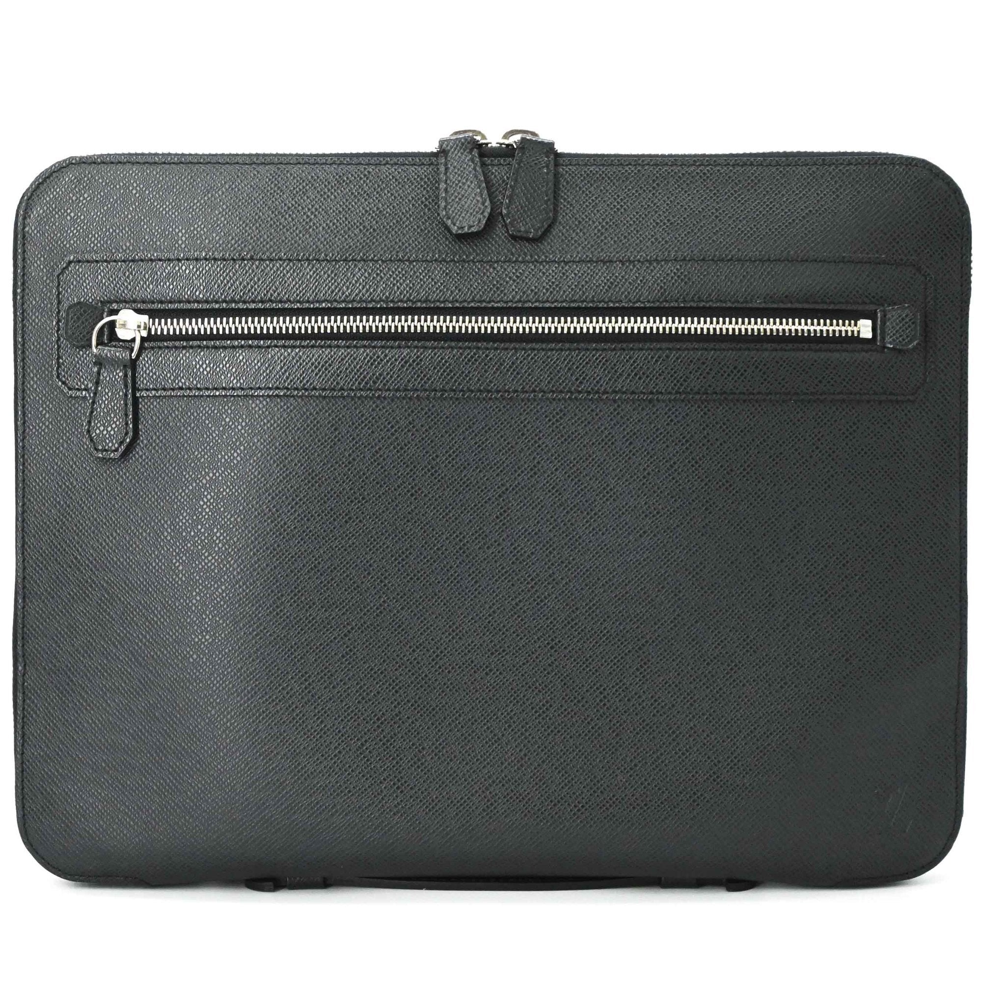 Louis Vuitton Black Taiga Leather Clutch Bag (Pre-Owned)