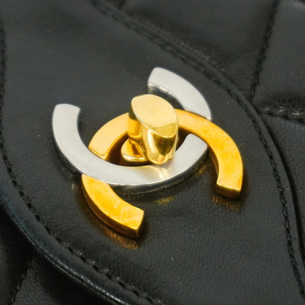 Chanel Black Leather Shoulder Bag (Pre-Owned)